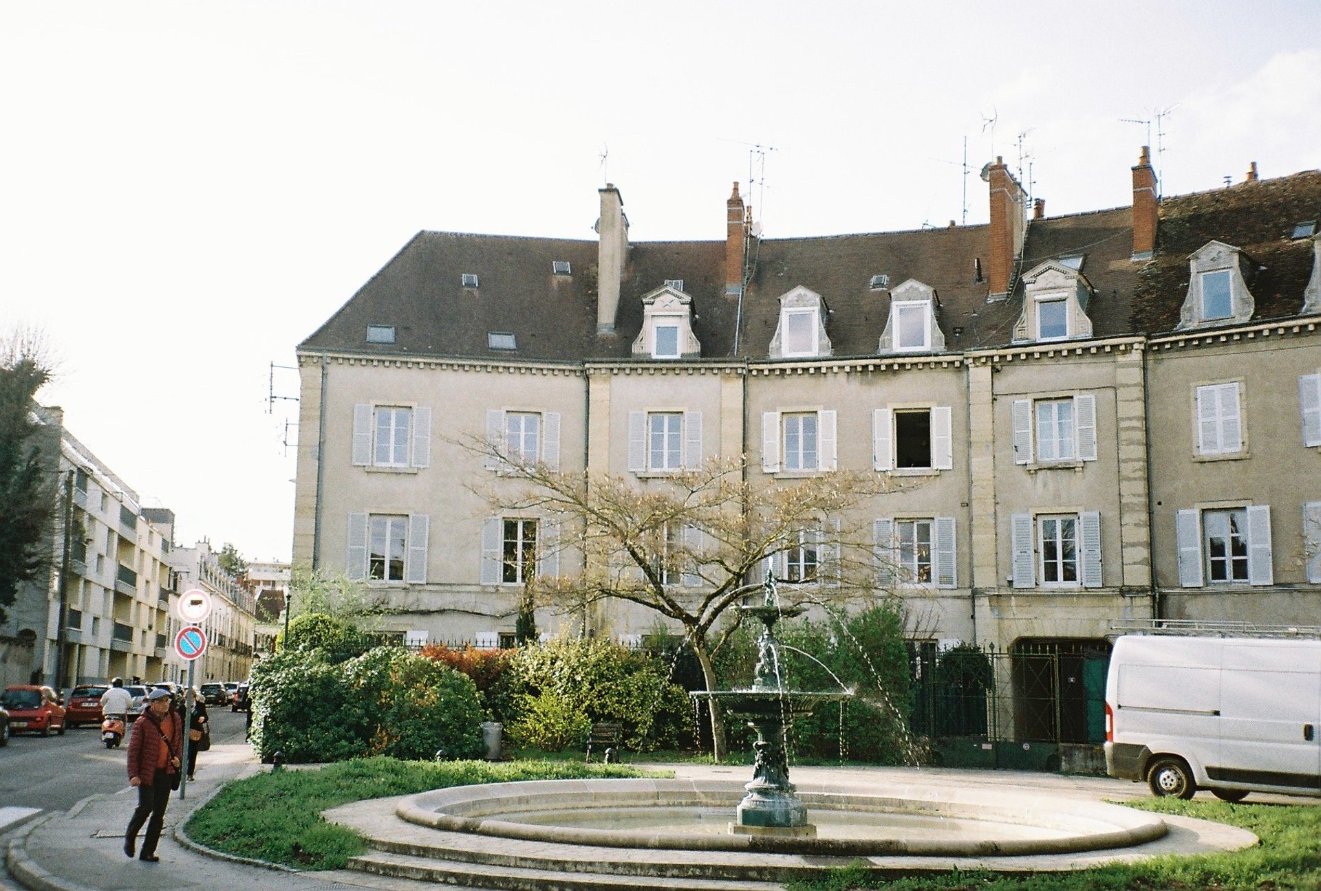 gray computer monitor