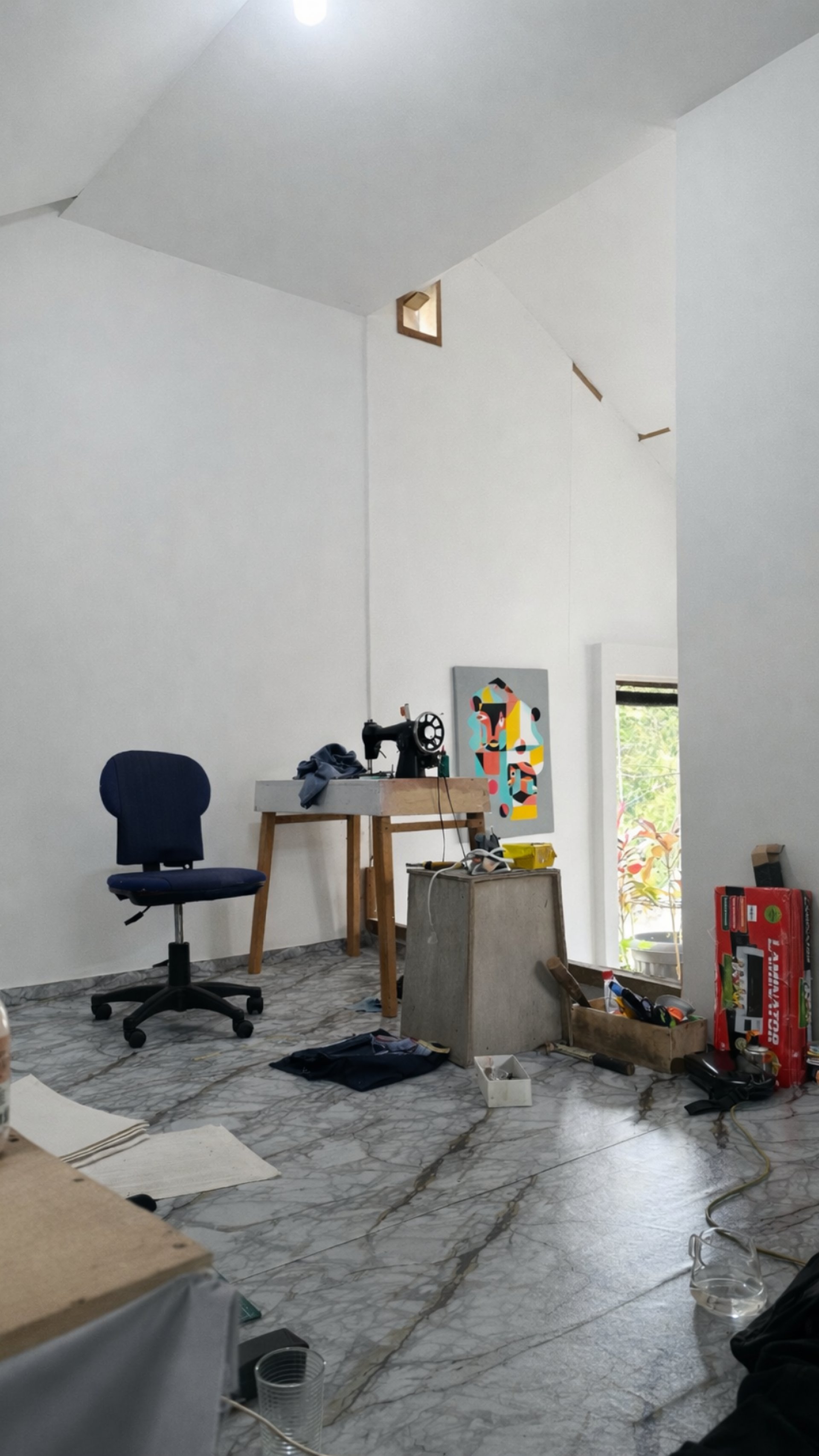 gray computer monitor