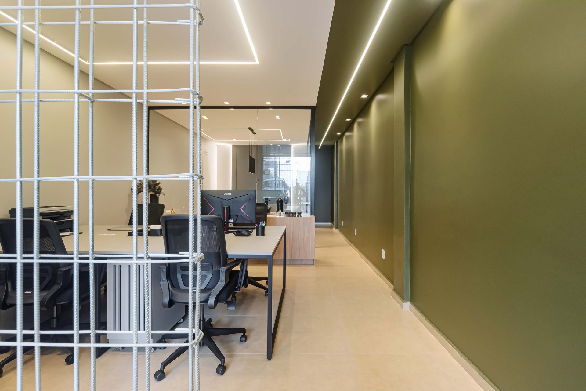 gray computer monitor