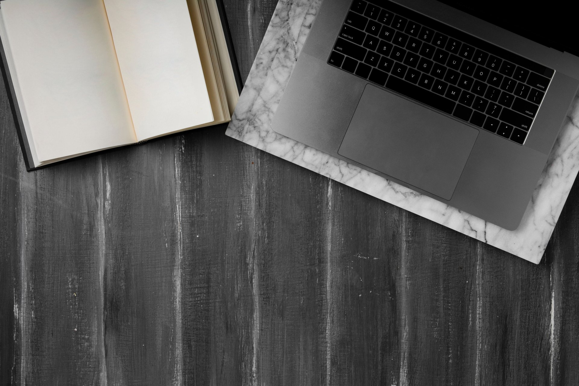 gray computer monitor