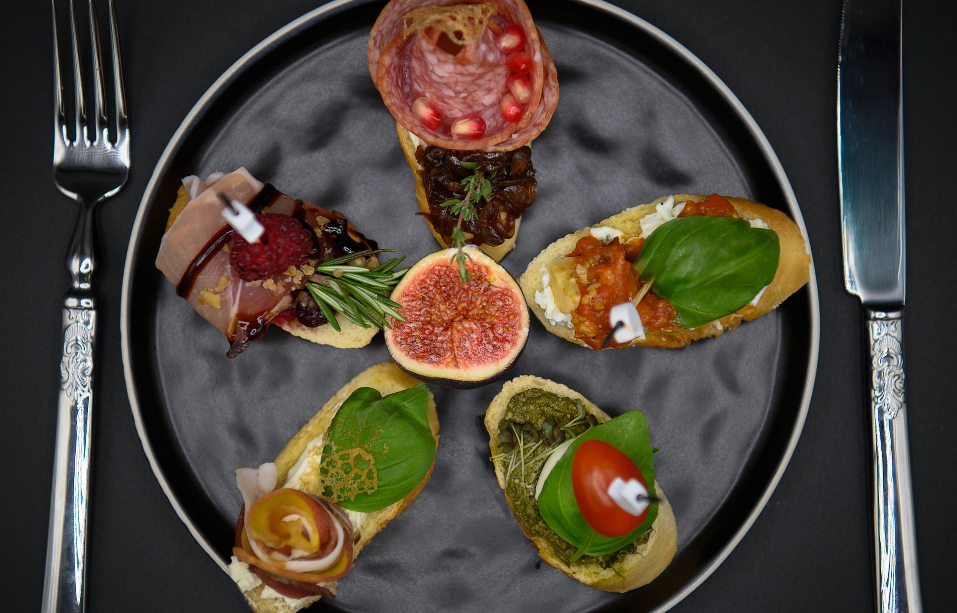 black and white bed linen