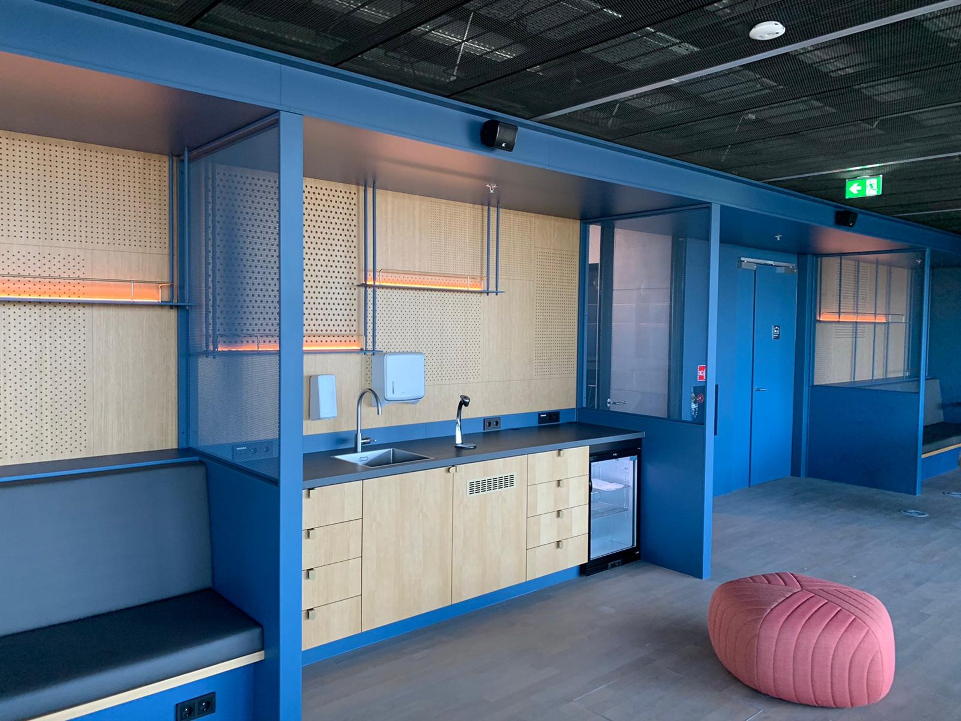 gray computer monitor