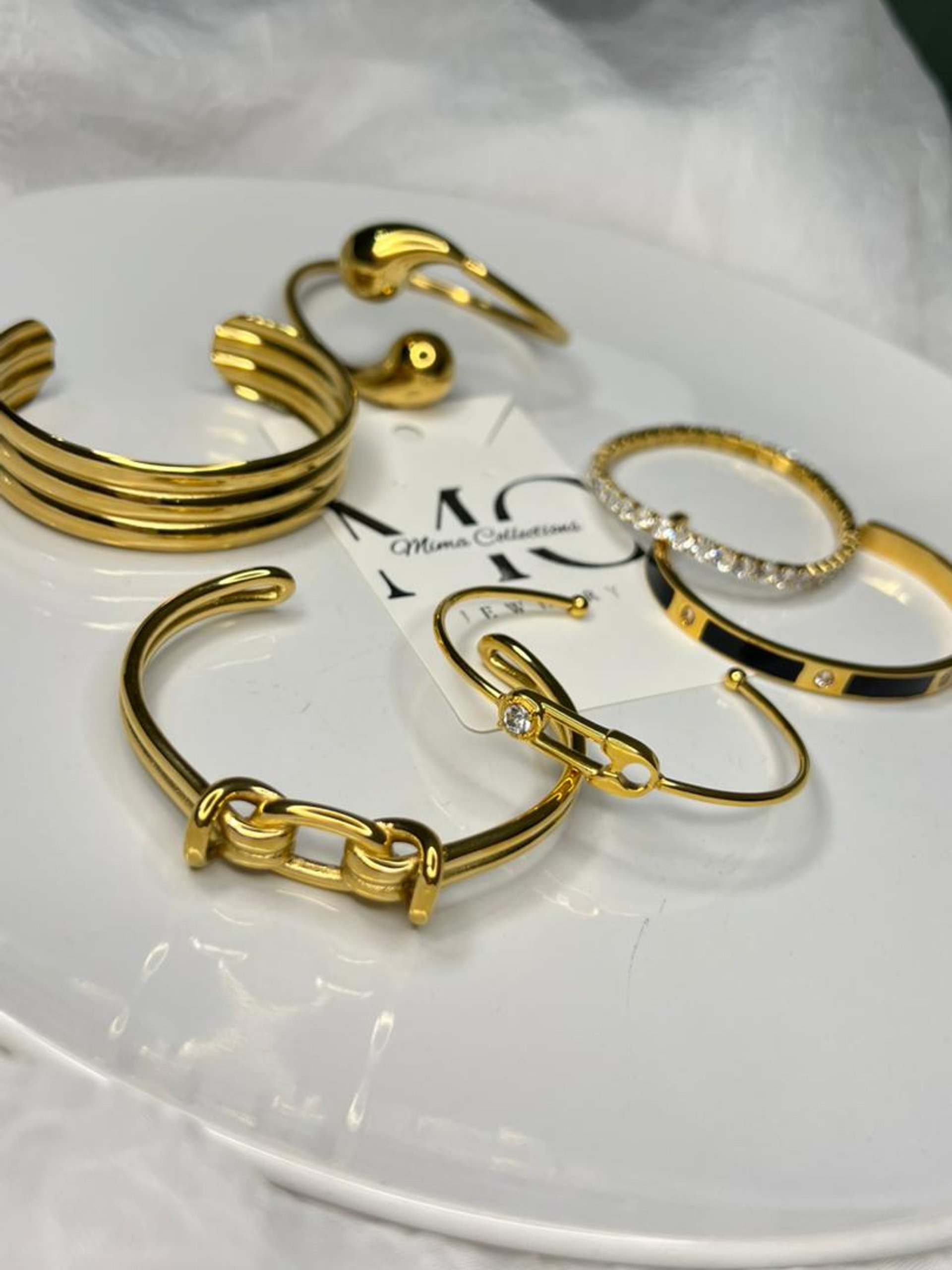 black and white bed linen