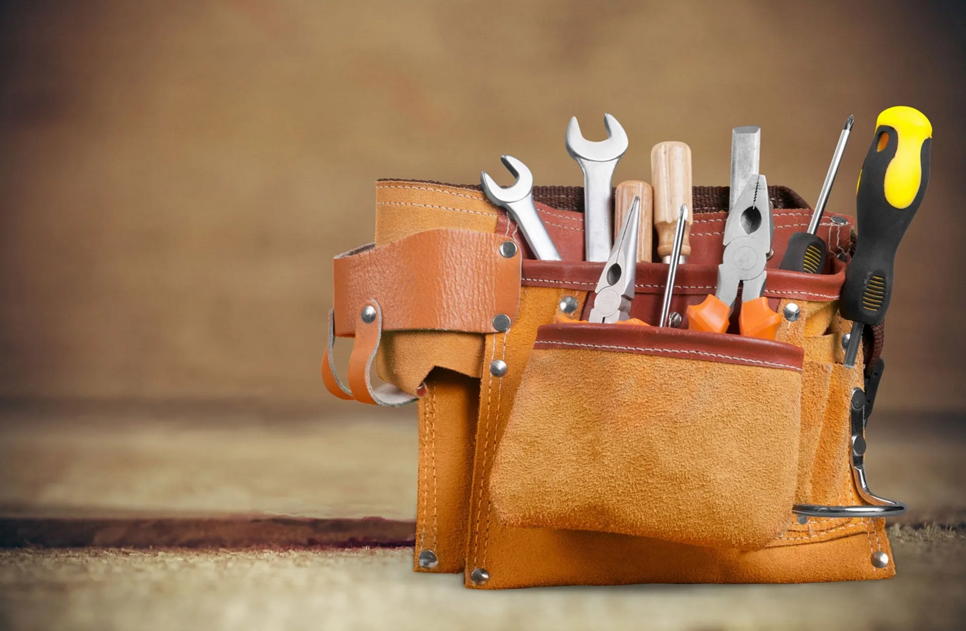 A bunch of tools hanging up on a wall