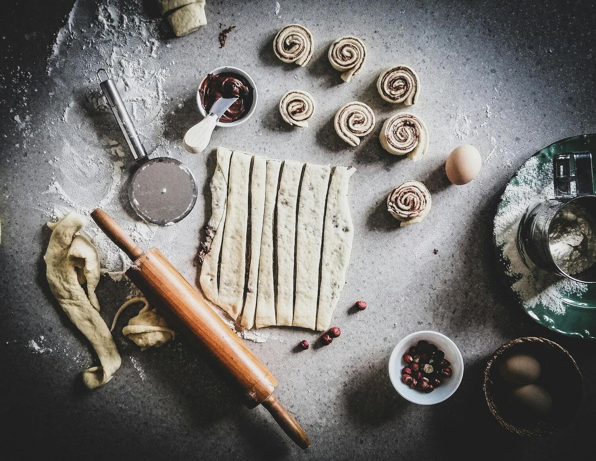 Partiendo la masa para hacer roles de canela