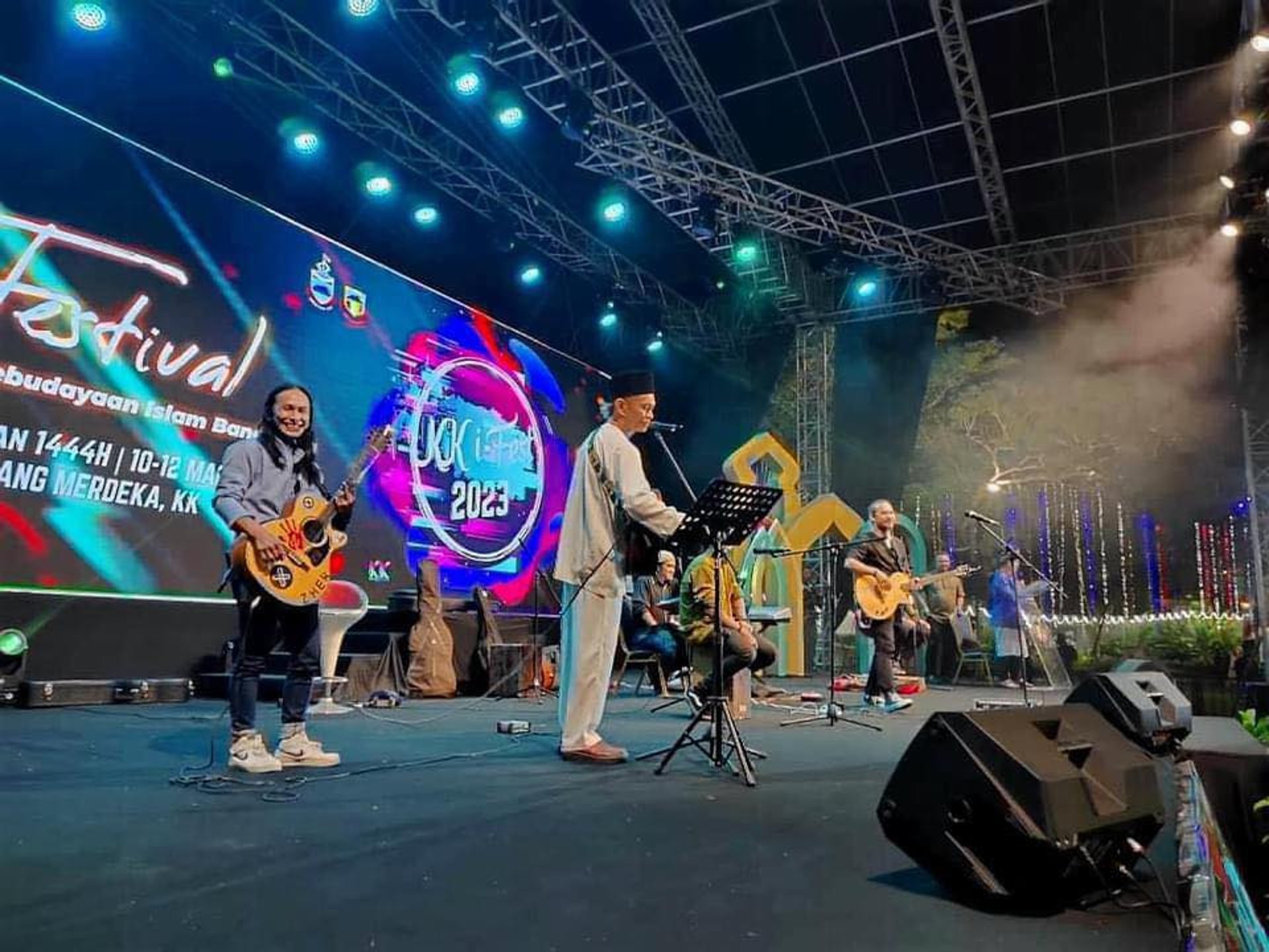 black and white bed linen