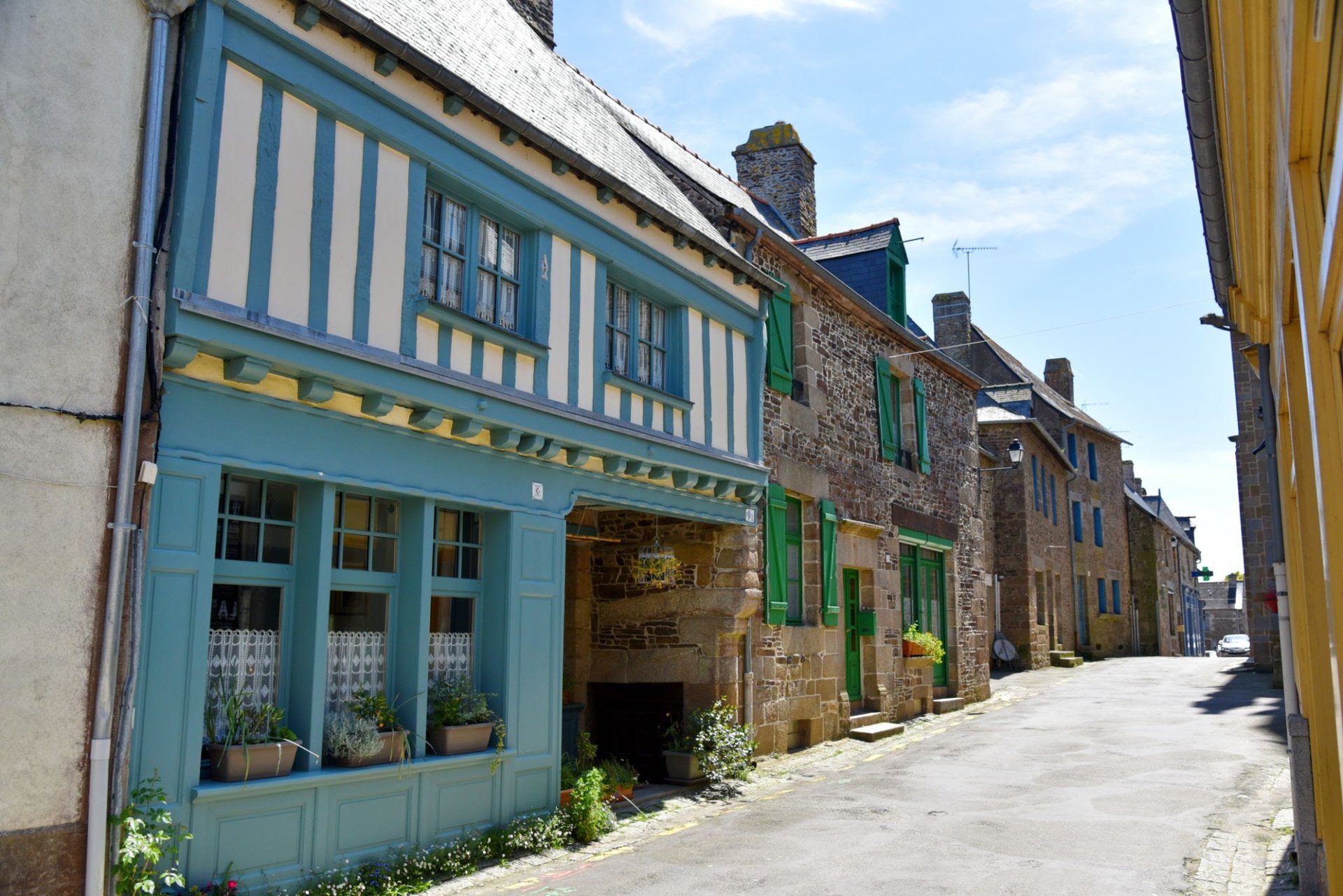 black and white bed linen