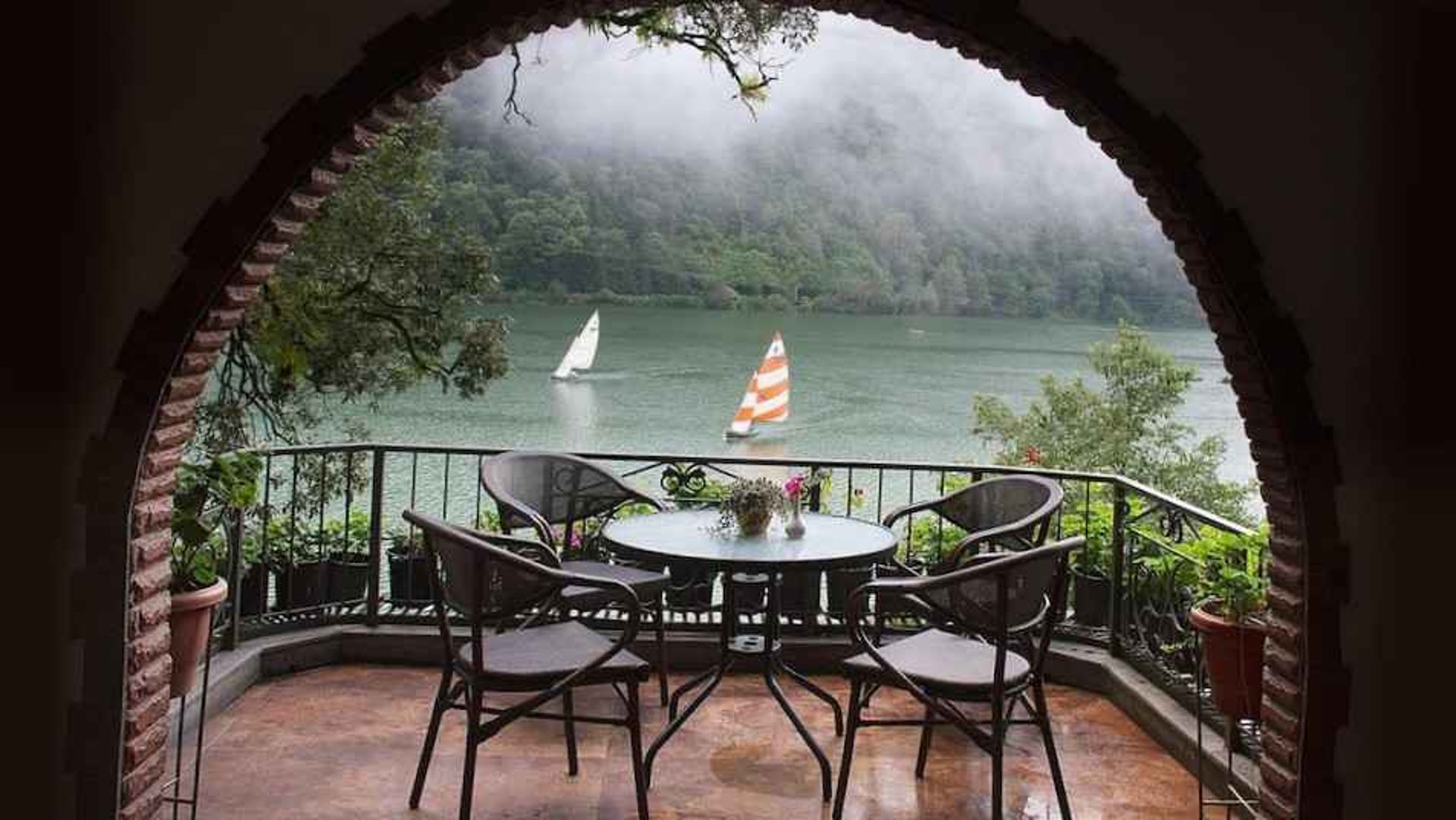 black and white bed linen