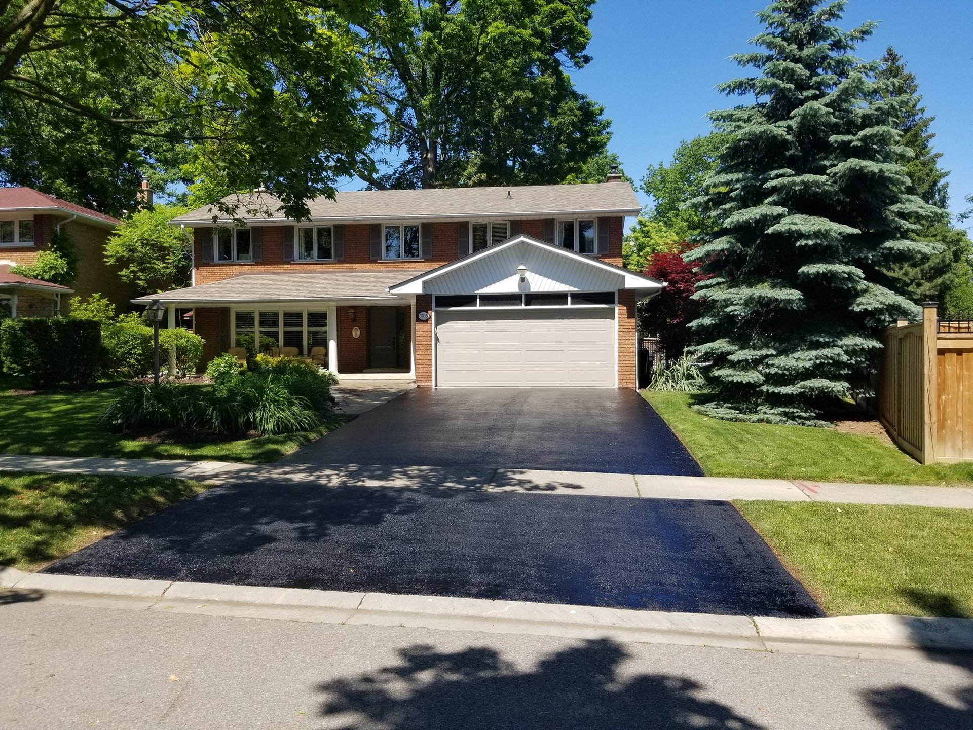 gray computer monitor