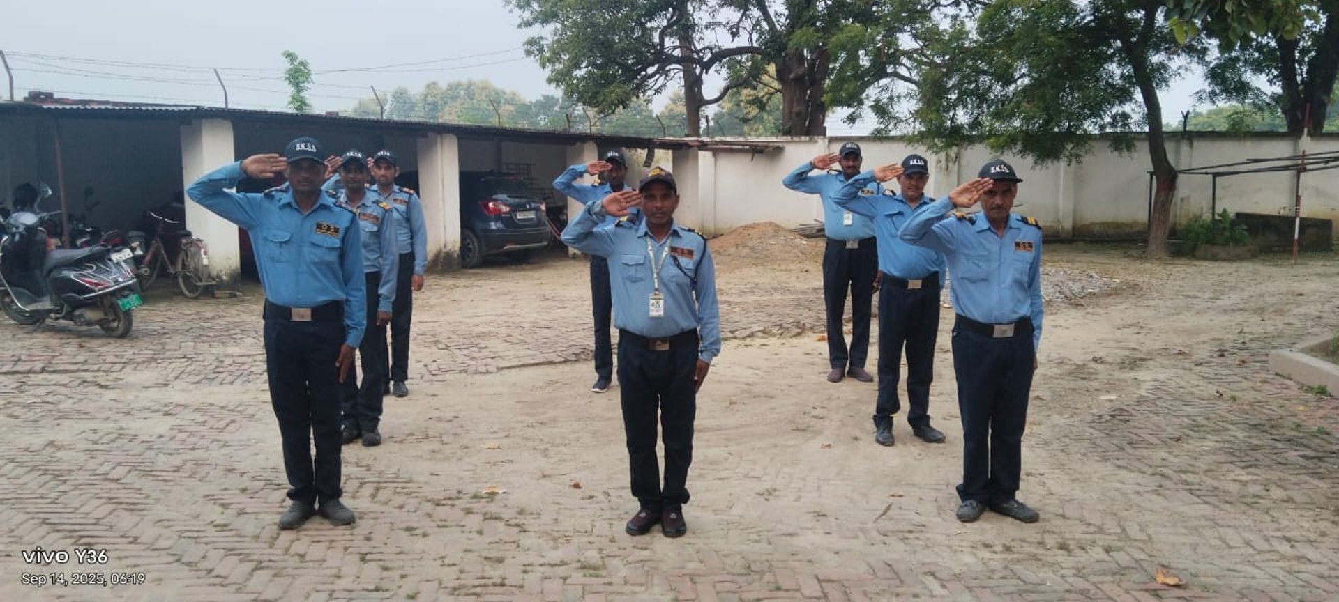 gray computer monitor