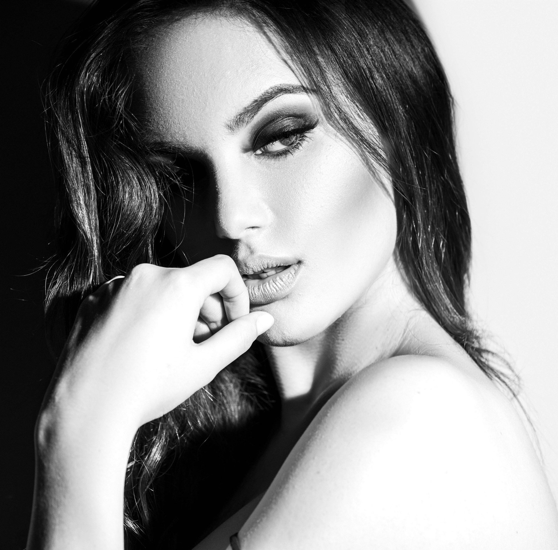 black and white bed linen