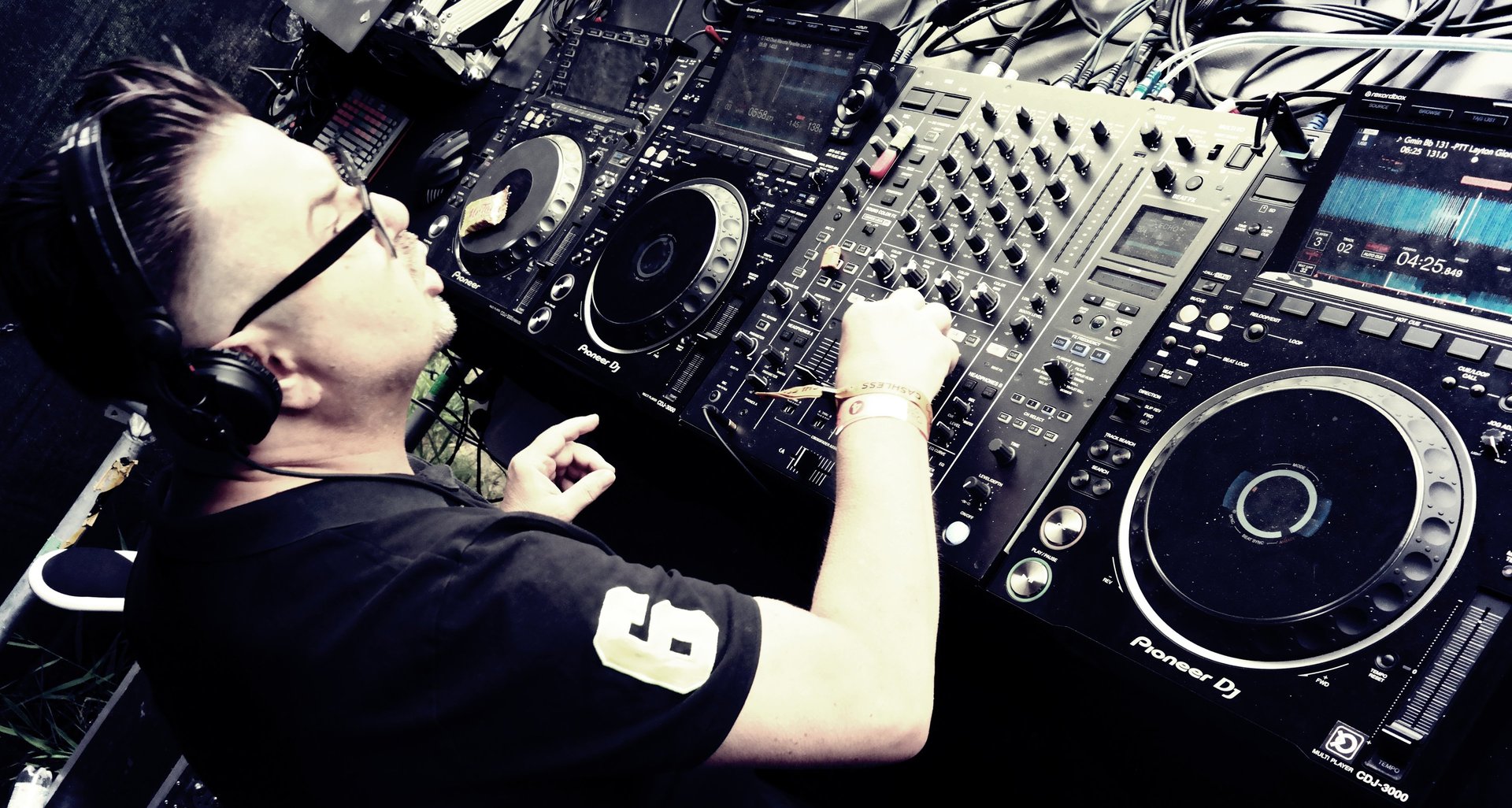 black and white bed linen