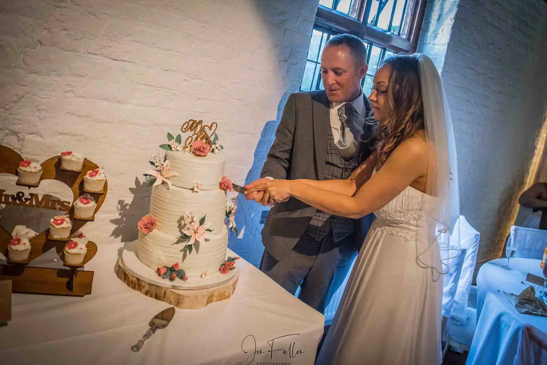 wedding couple cutting their cake