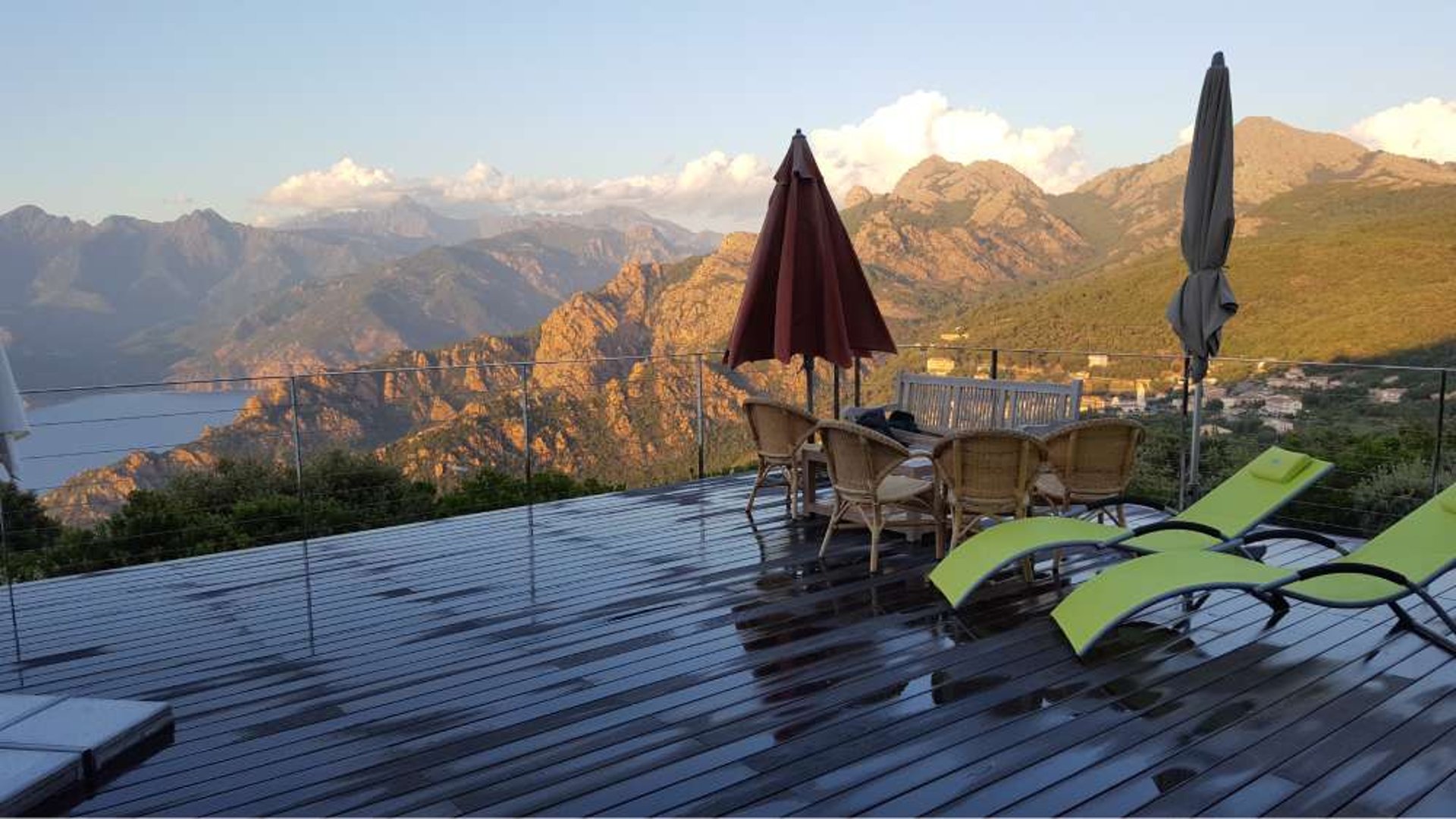 gray computer monitor