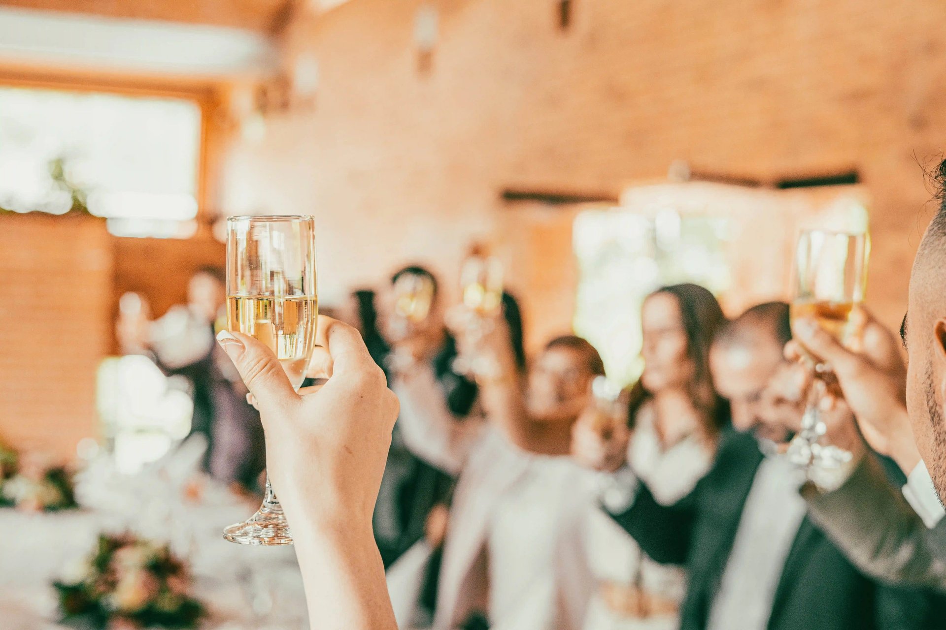 Brindis en evento social captado por fotógrafo profesional en Bogotá de TheLens.co