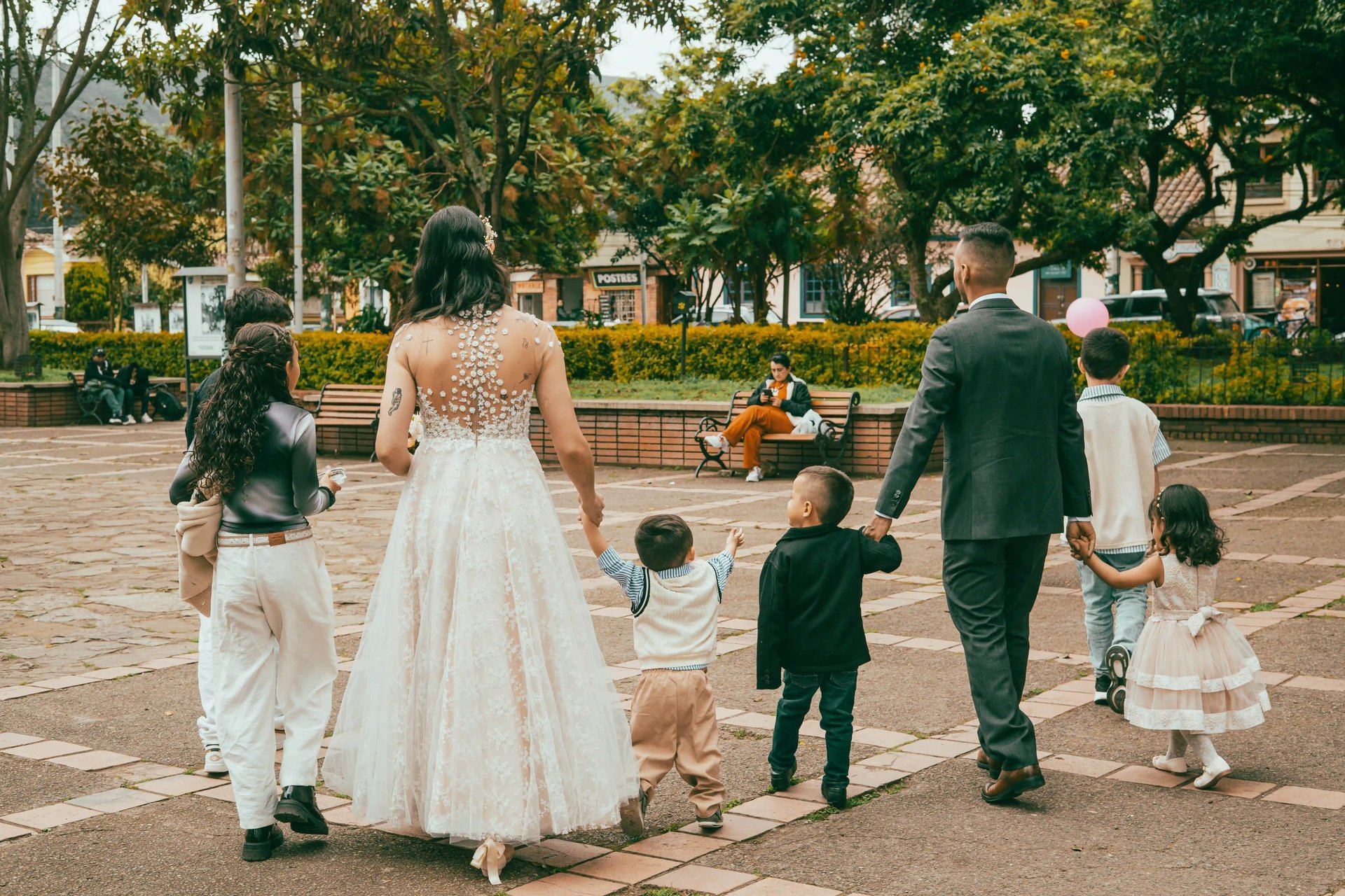 Novios posando al aire libre en sesión de boda en Bogotá — TheLens.