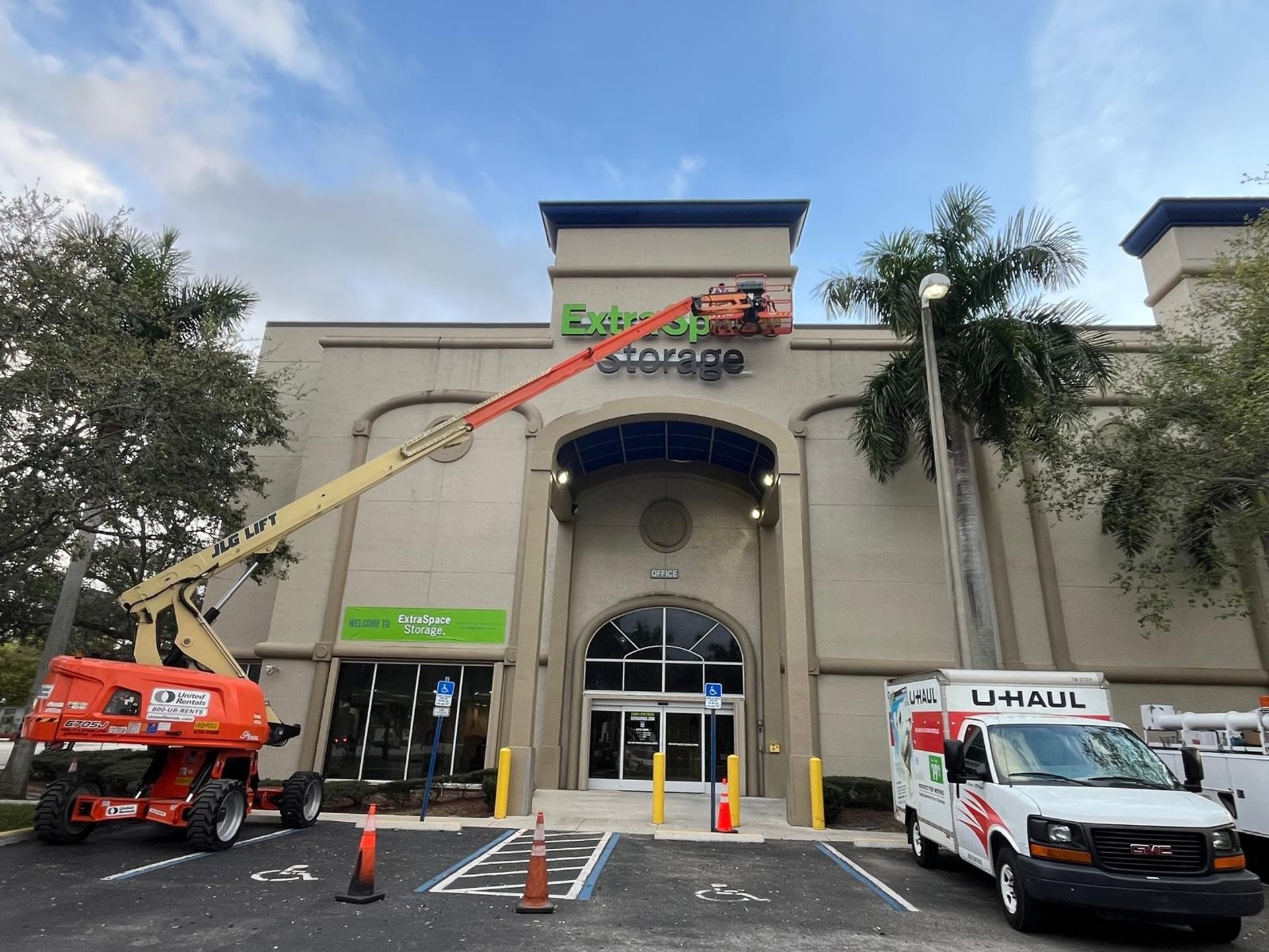 gray computer monitor