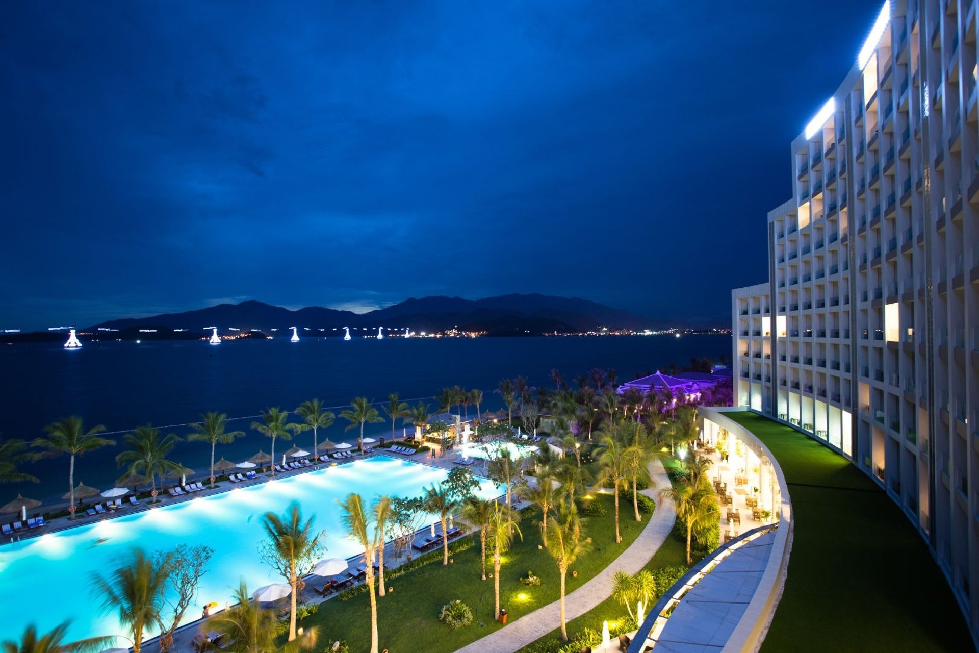 black and brown leather padded tub sofa