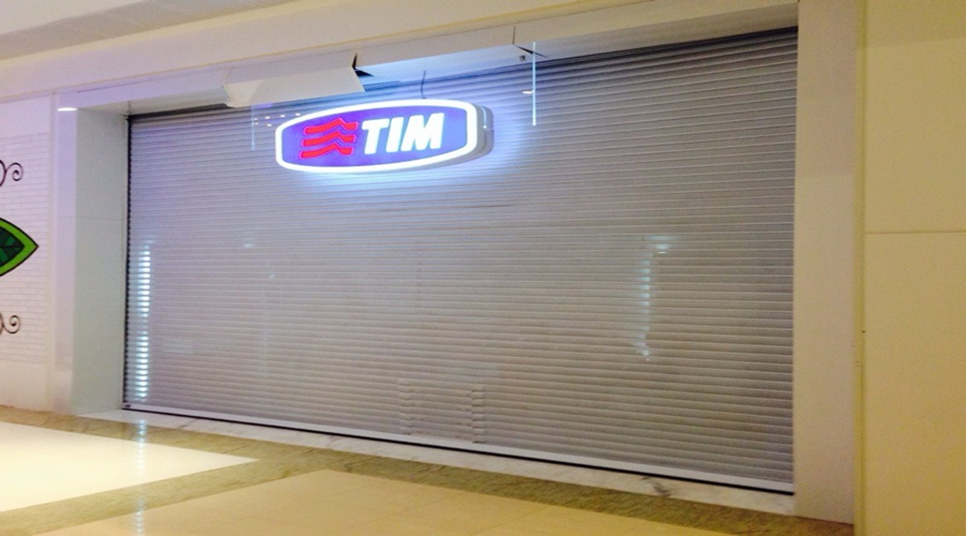 gray computer monitor