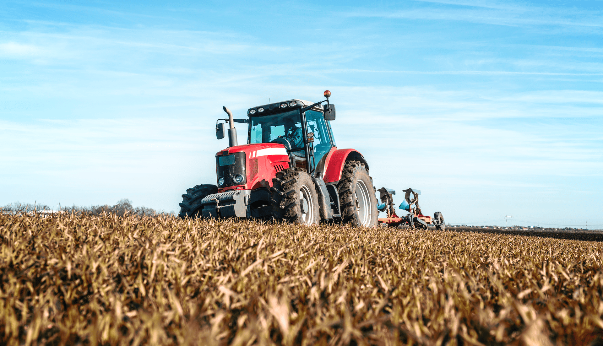 Tracteur labourant un champ 