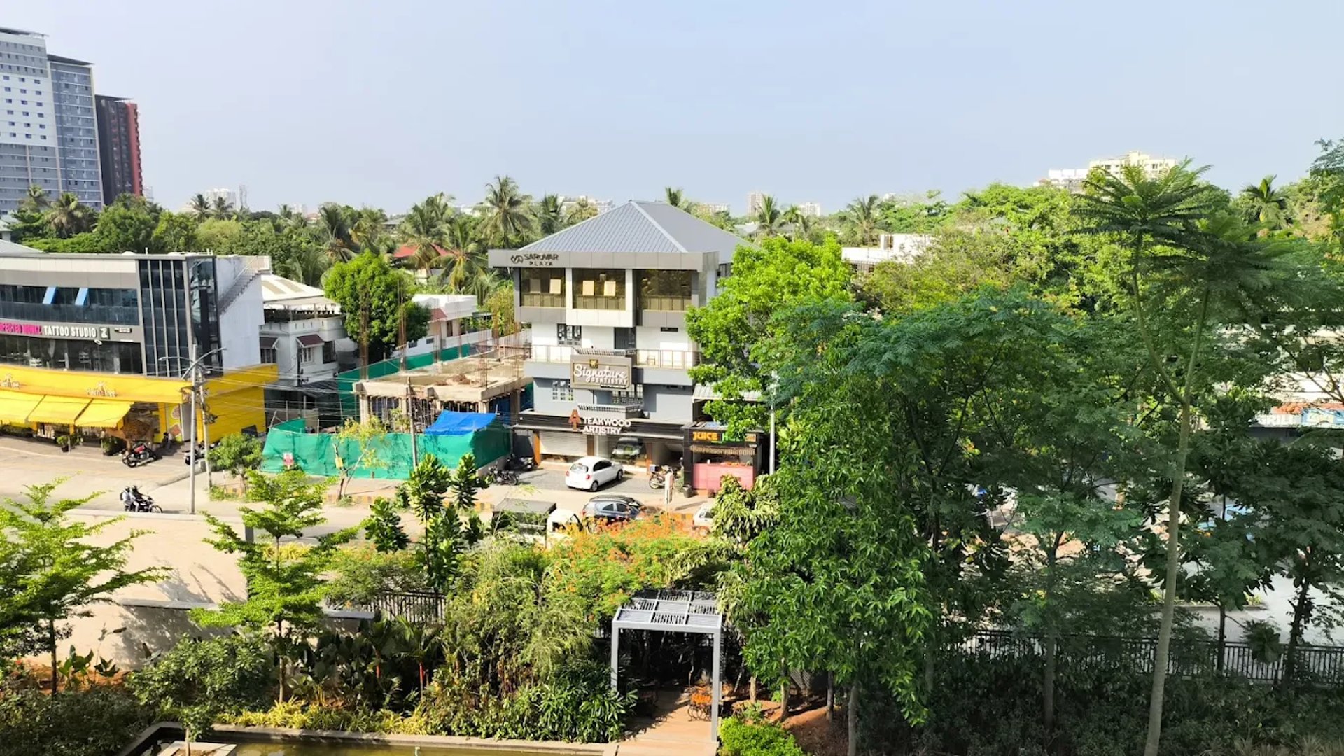 gray computer monitor