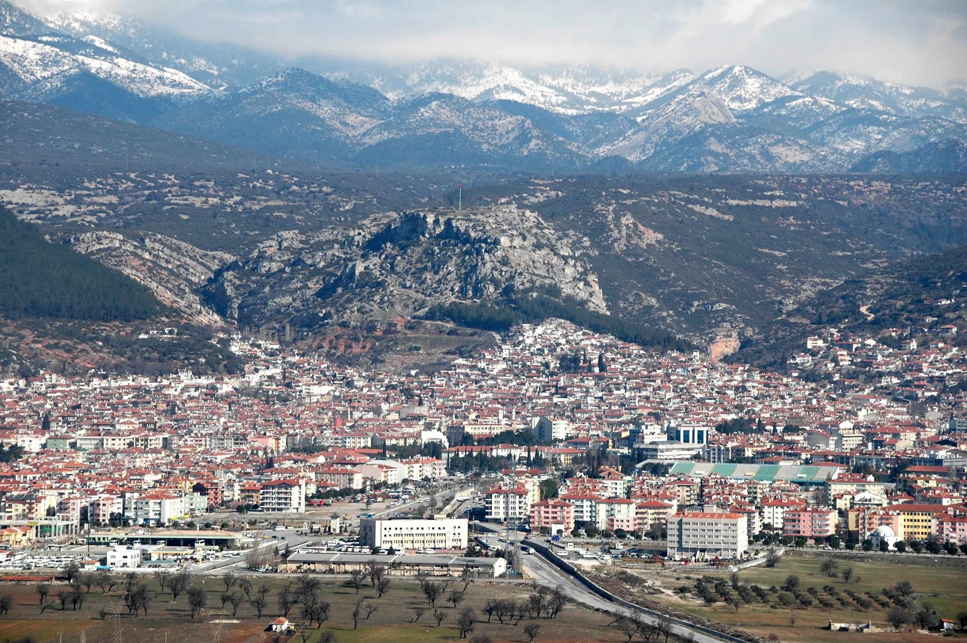 body of calm water near houses and trees during daytime