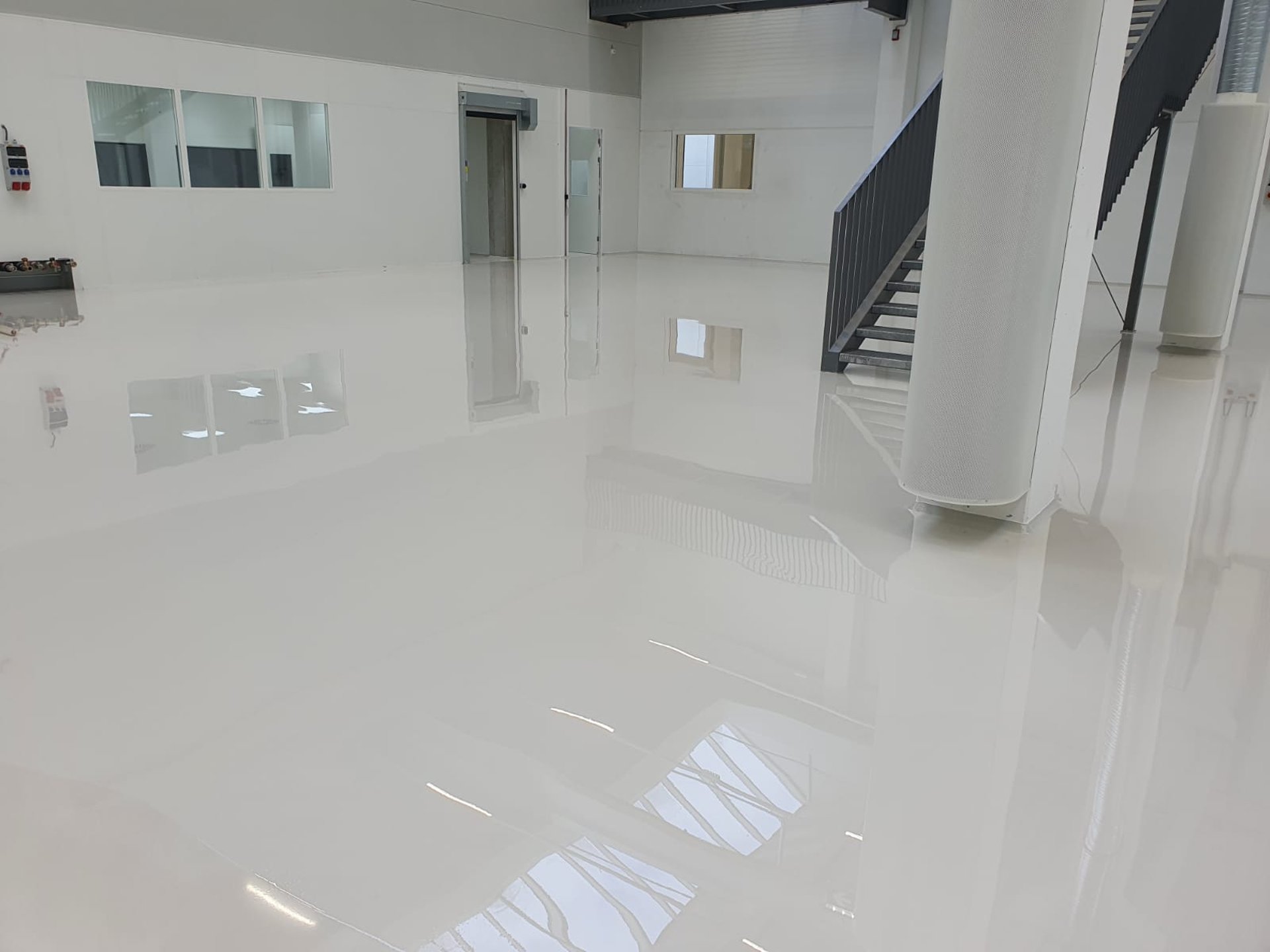 gray computer monitor