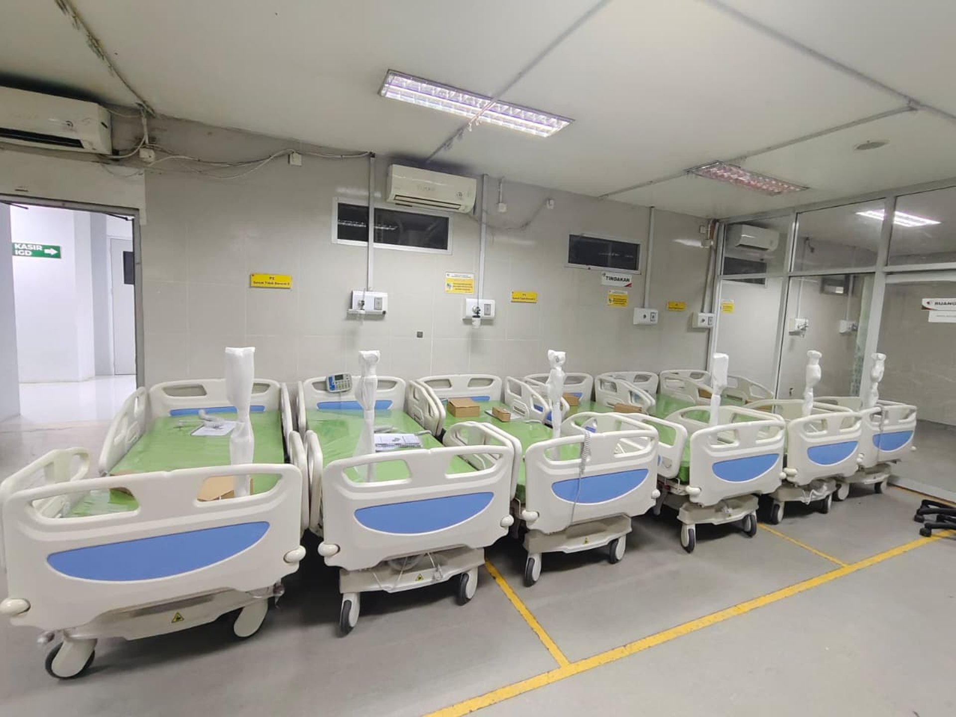 black and white bed linen