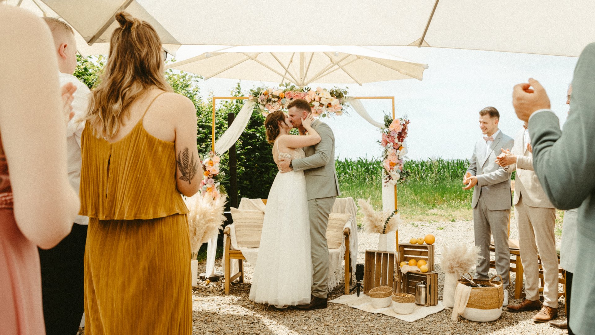 selective focus photography white and pink isle flower arrangement