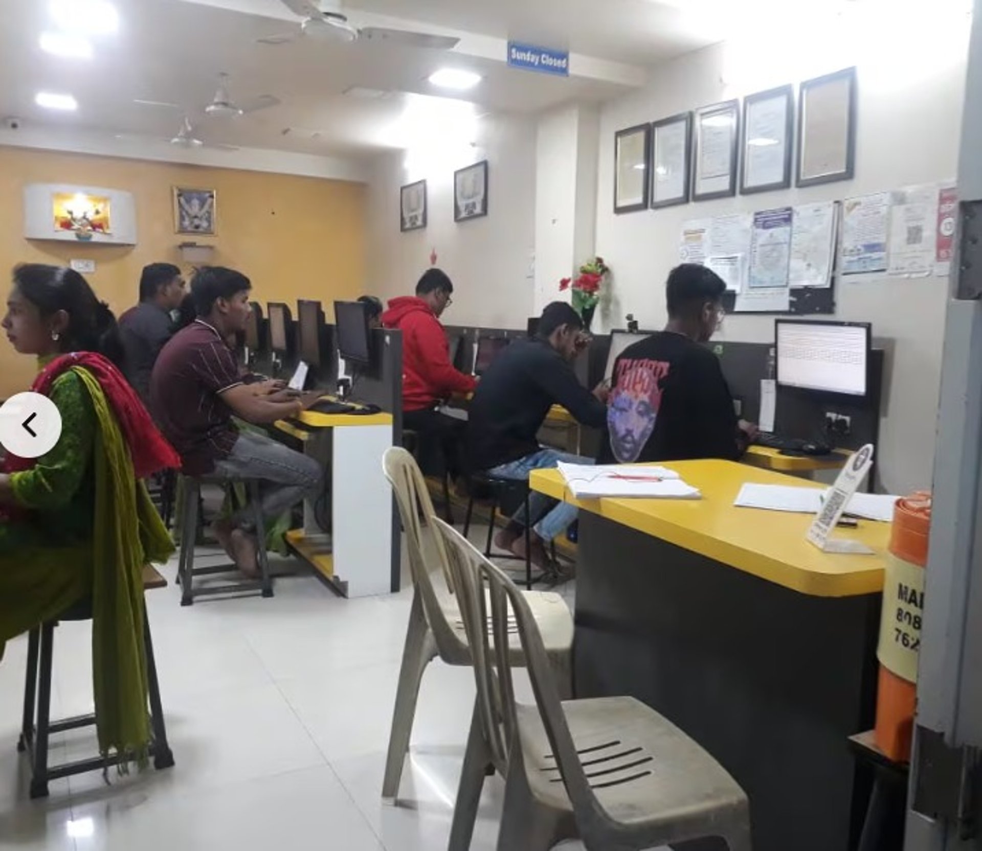 gray computer monitor