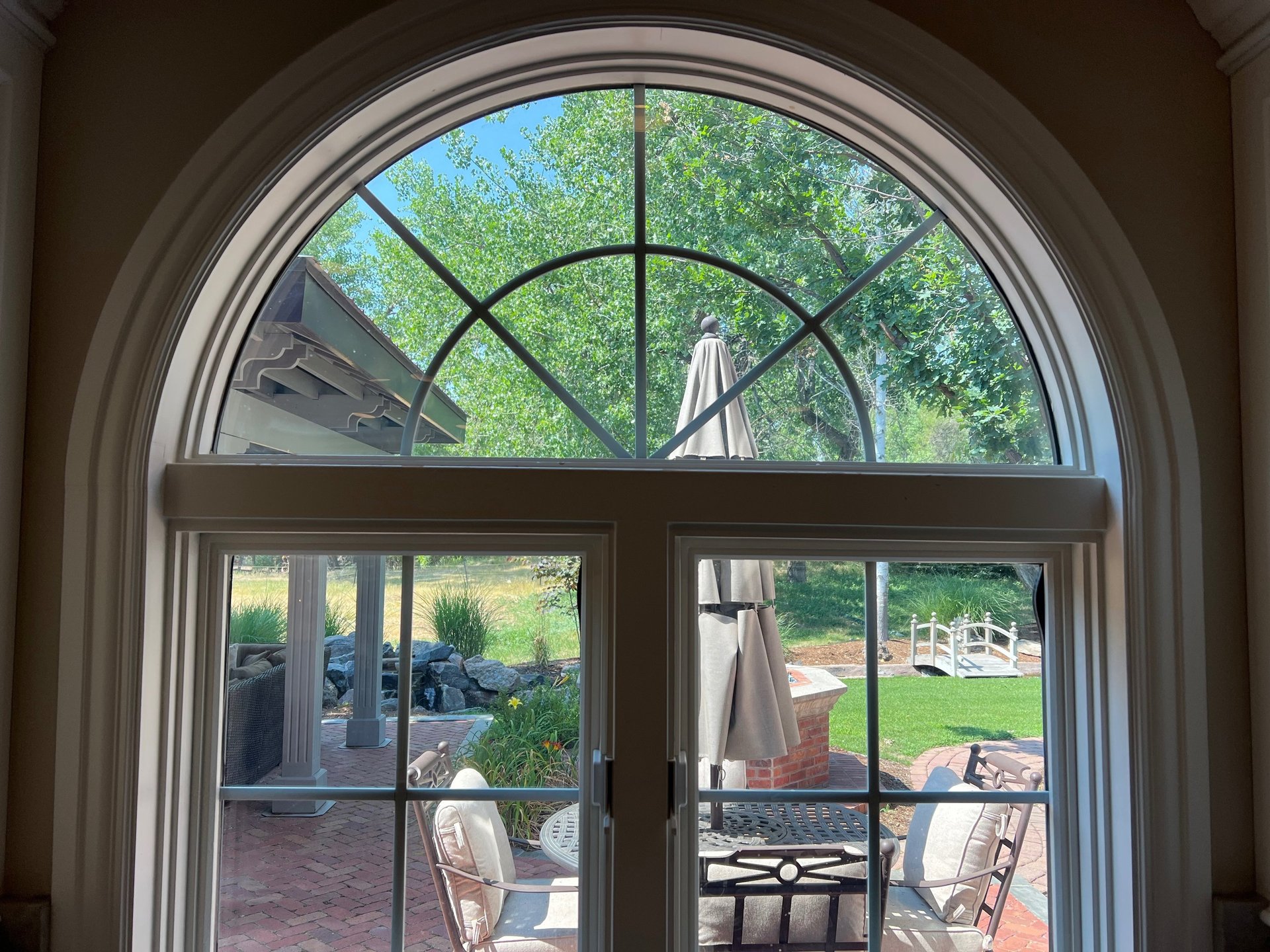 gray computer monitor