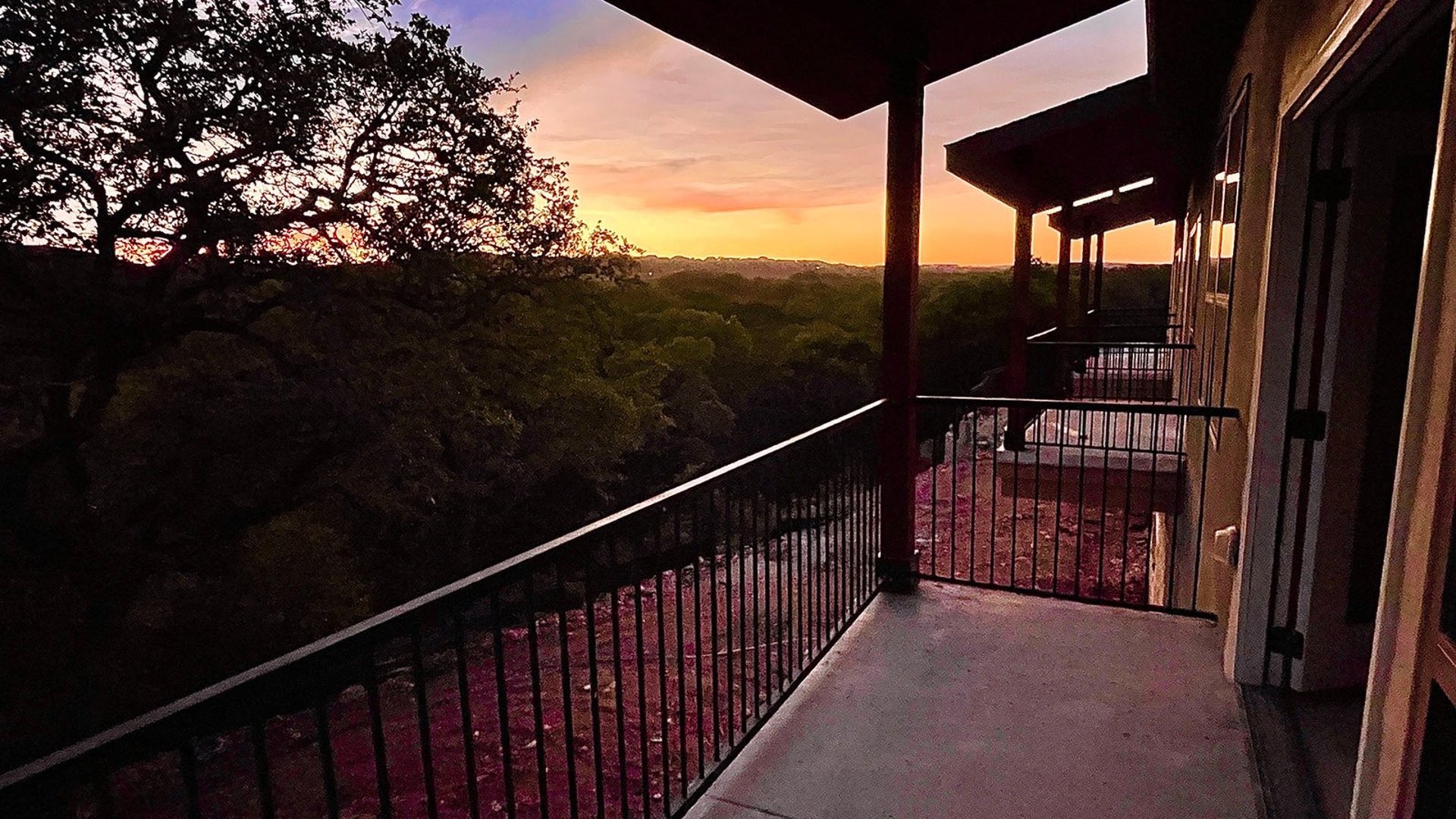 gray computer monitor