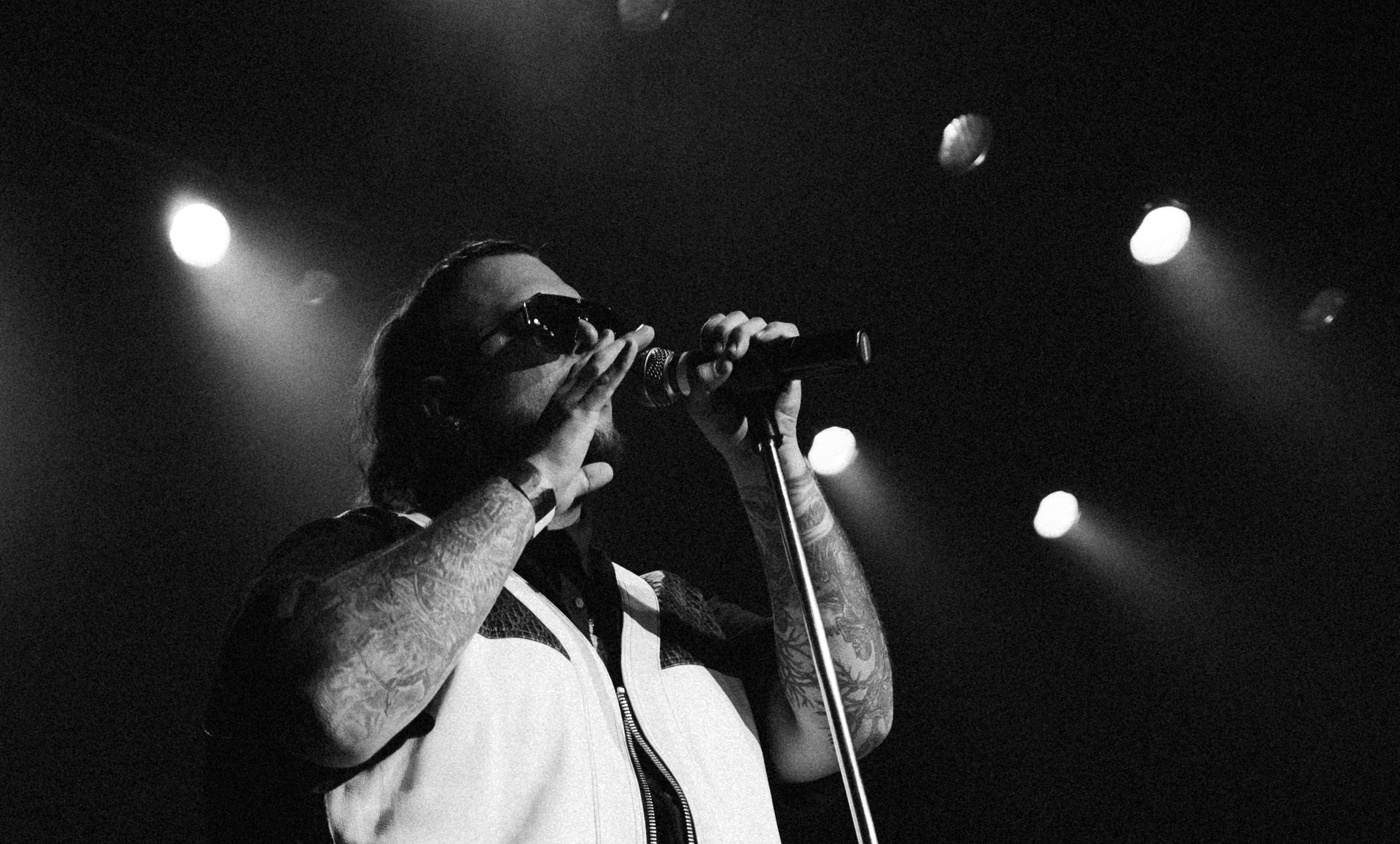 gray computer monitor