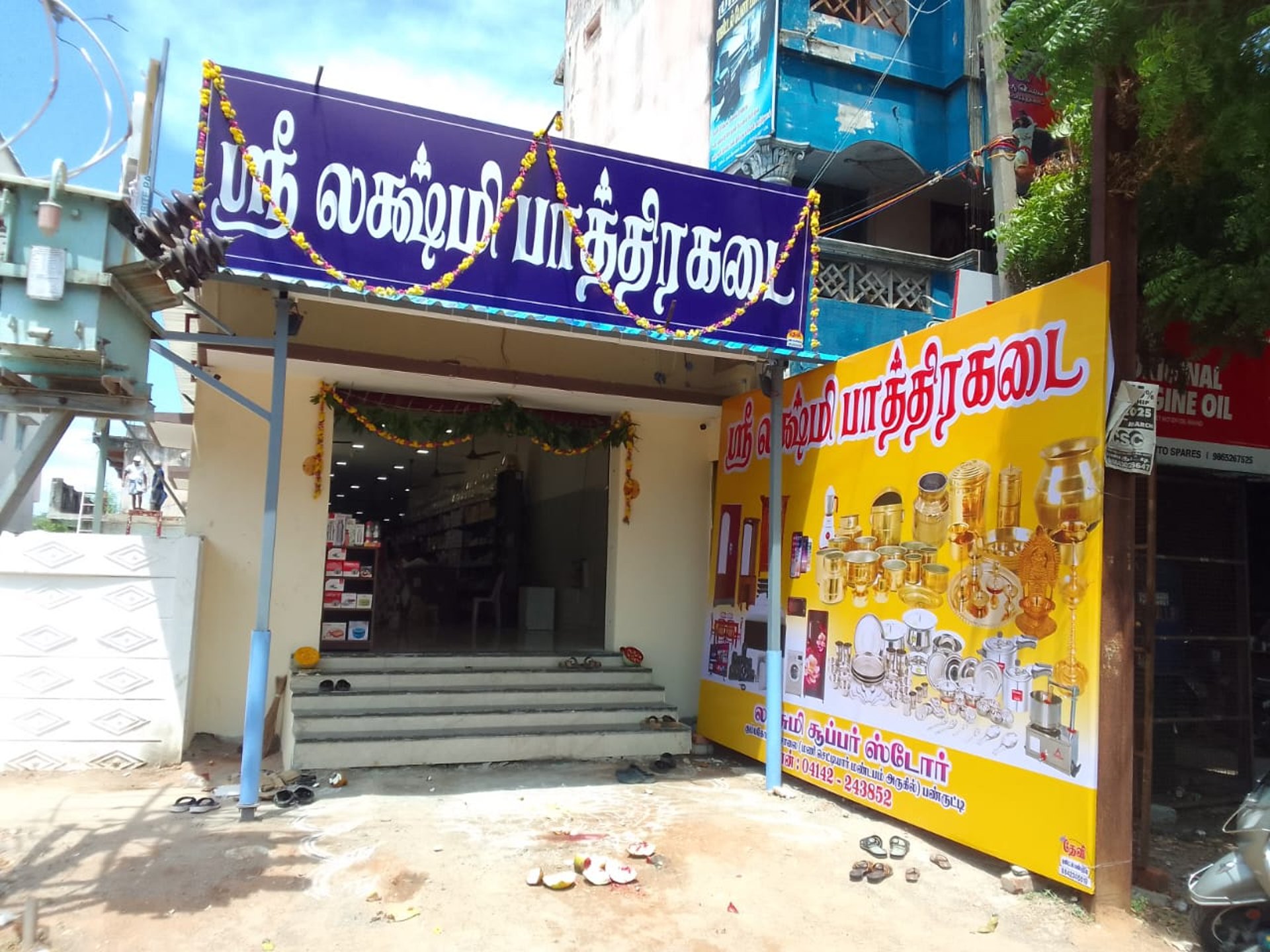 gray computer monitor