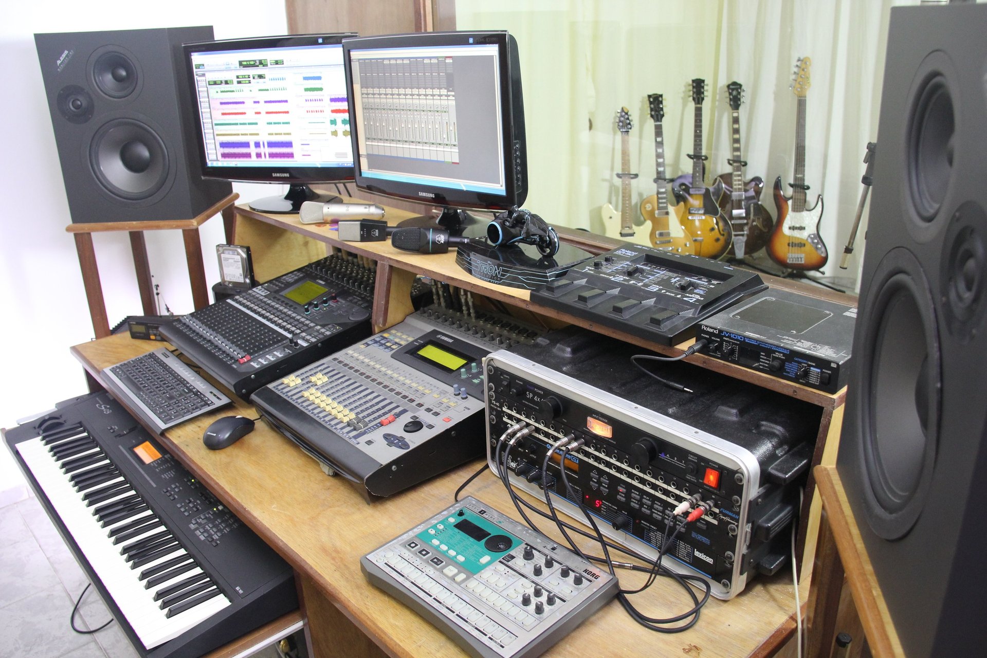 black and white bed linen