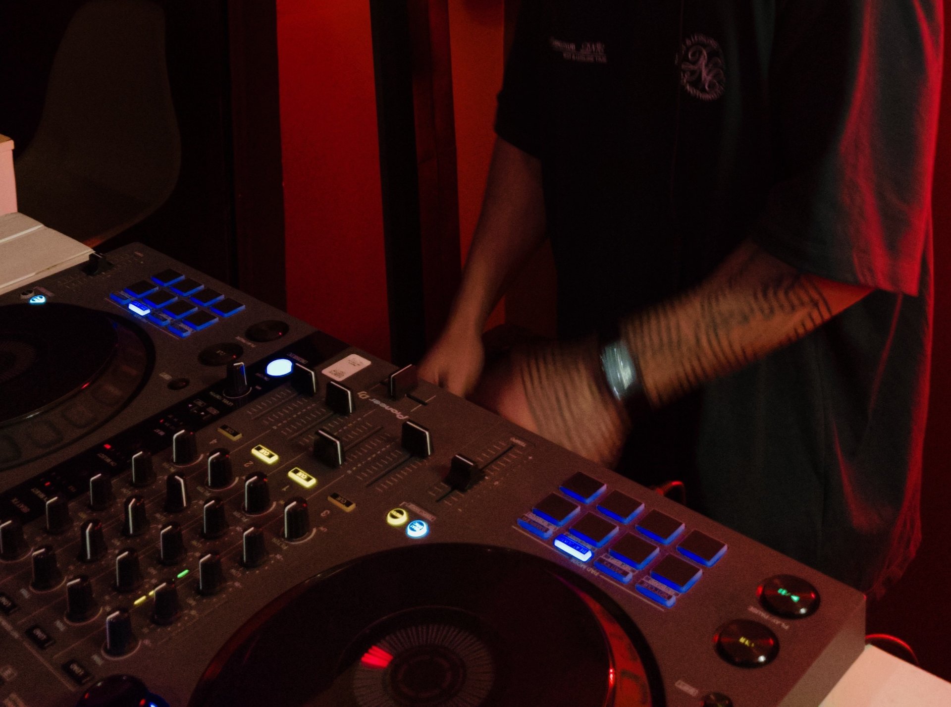 gray computer monitor