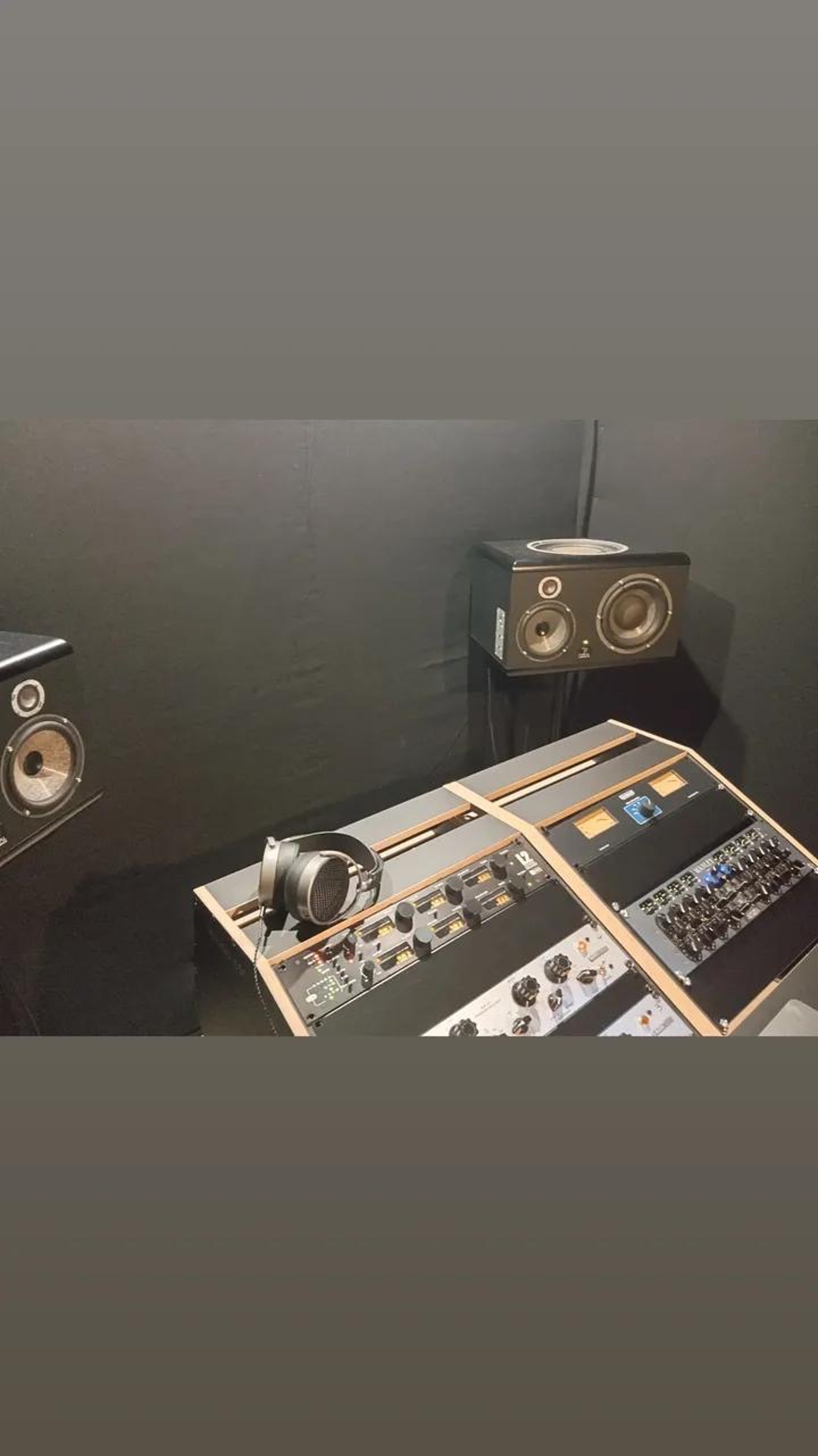 gray computer monitor