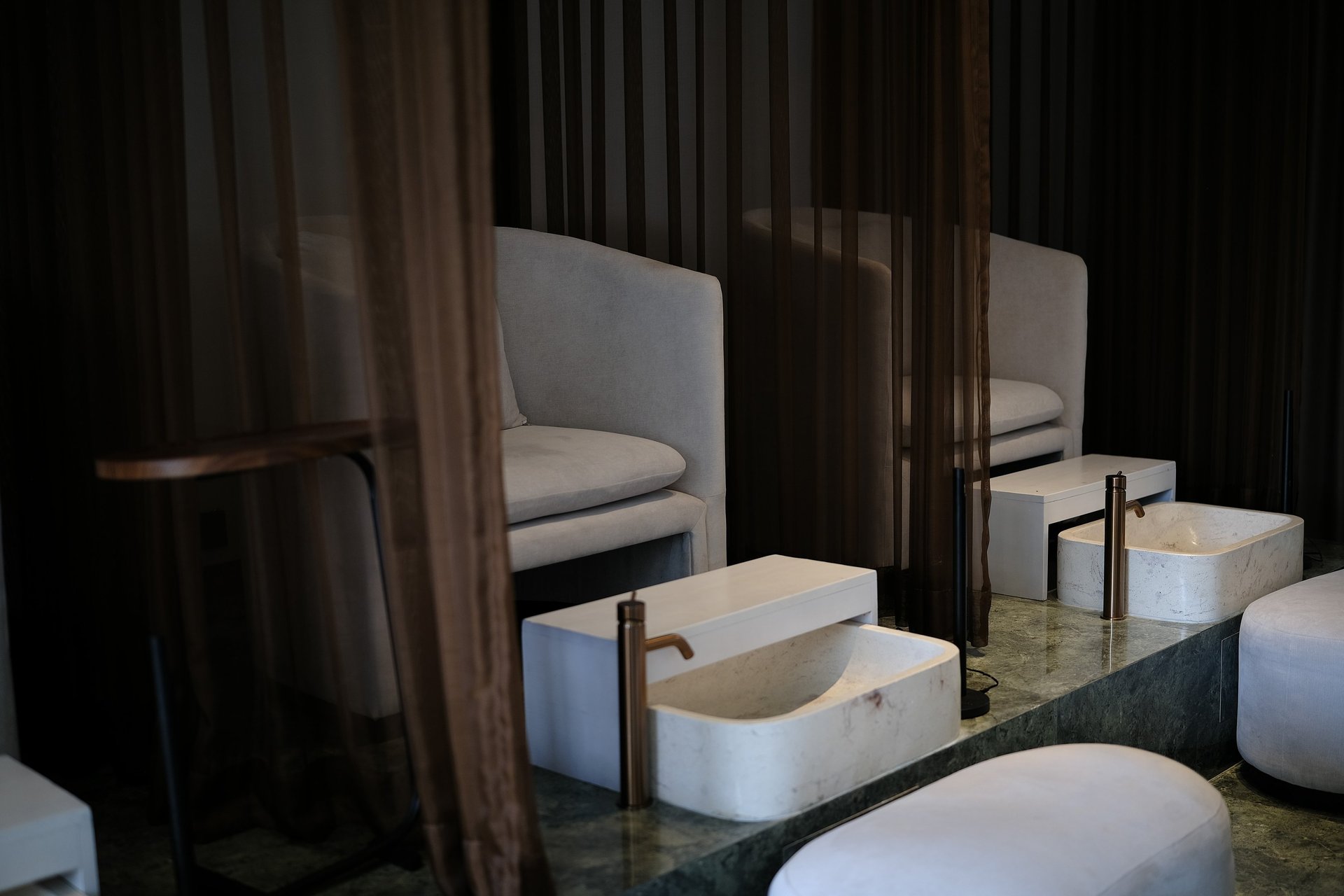 gray computer monitor