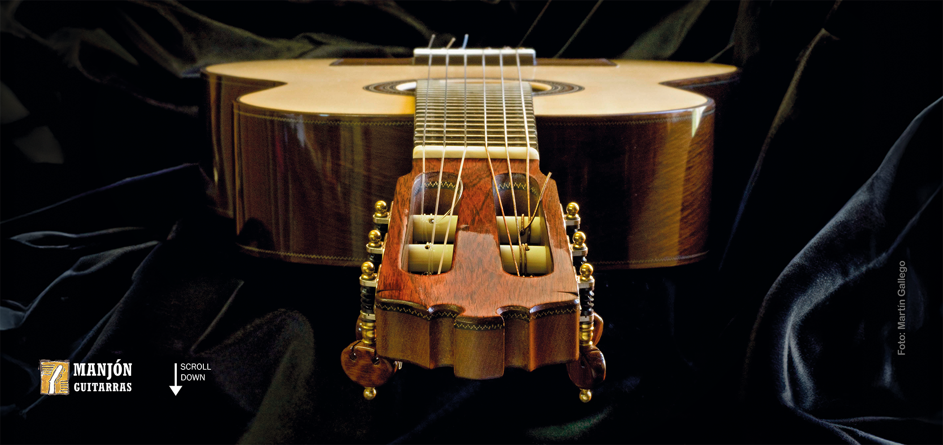 Espectacular fotografía de una guitarra de Antonio Manjón. Es un vista en perspectiva con la cabeza en primer plano.