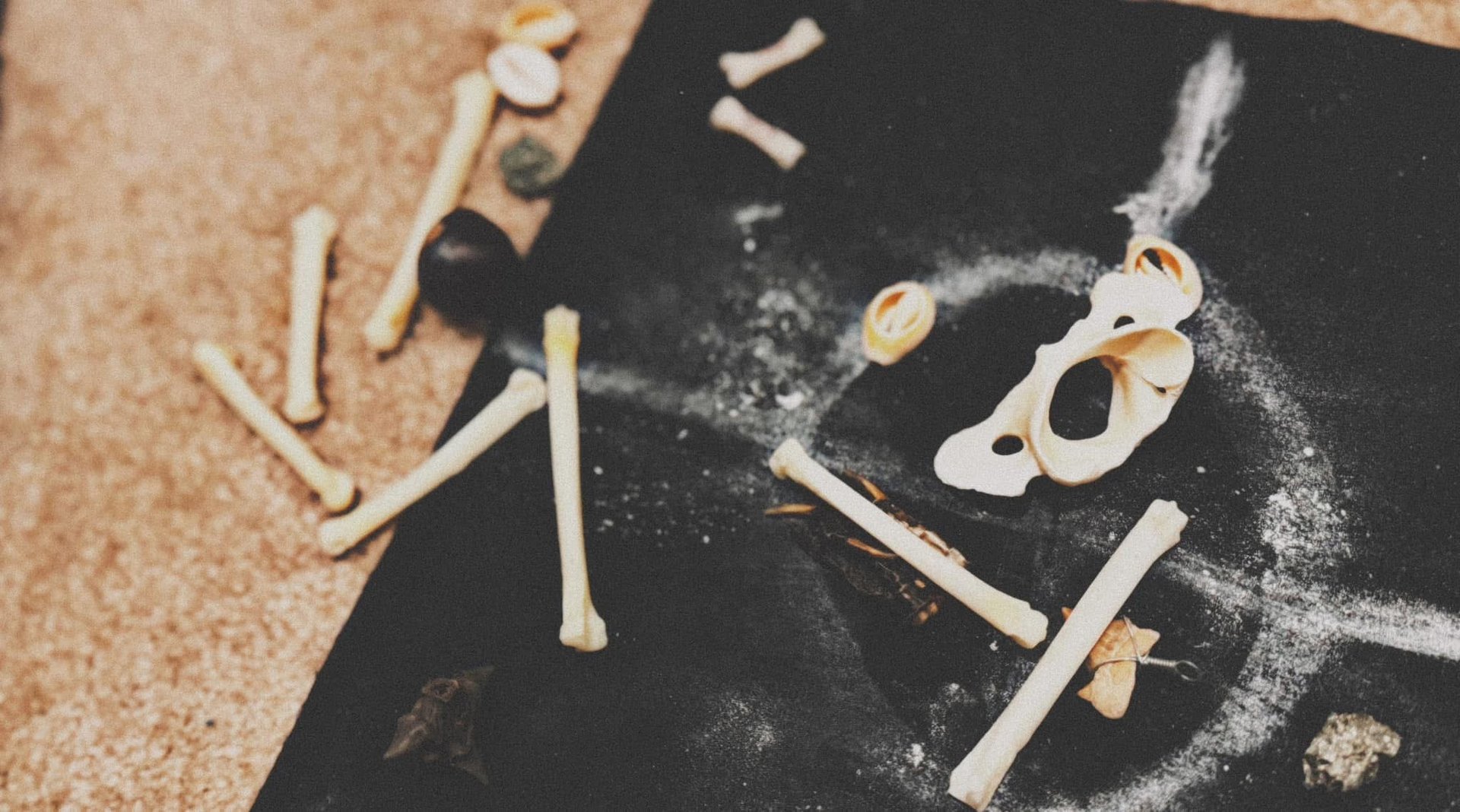 black and white bed linen