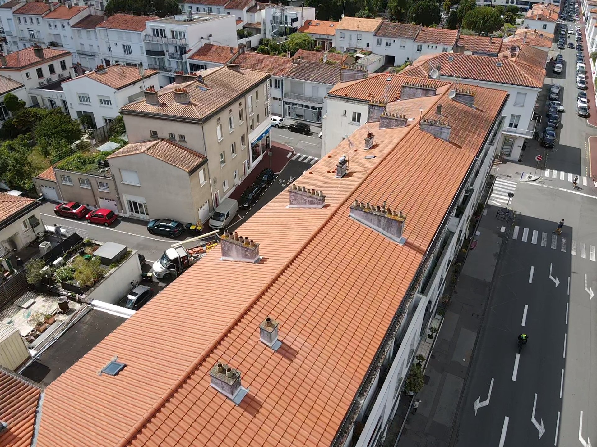 gray computer monitor