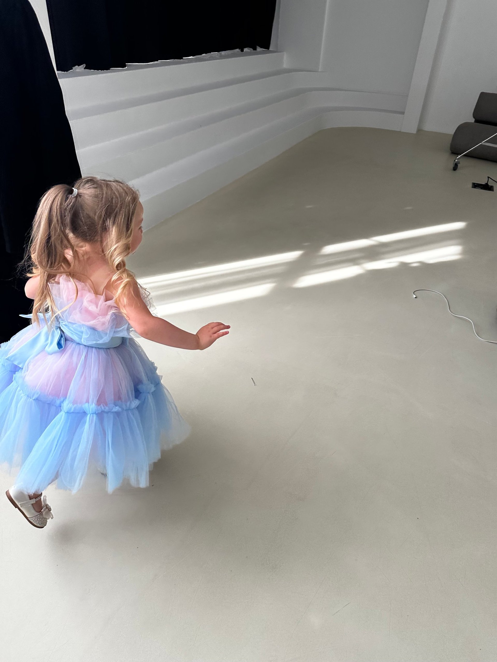 gray computer monitor