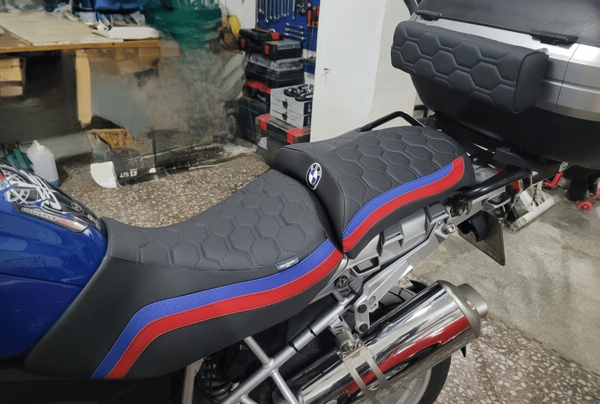 gray computer monitor