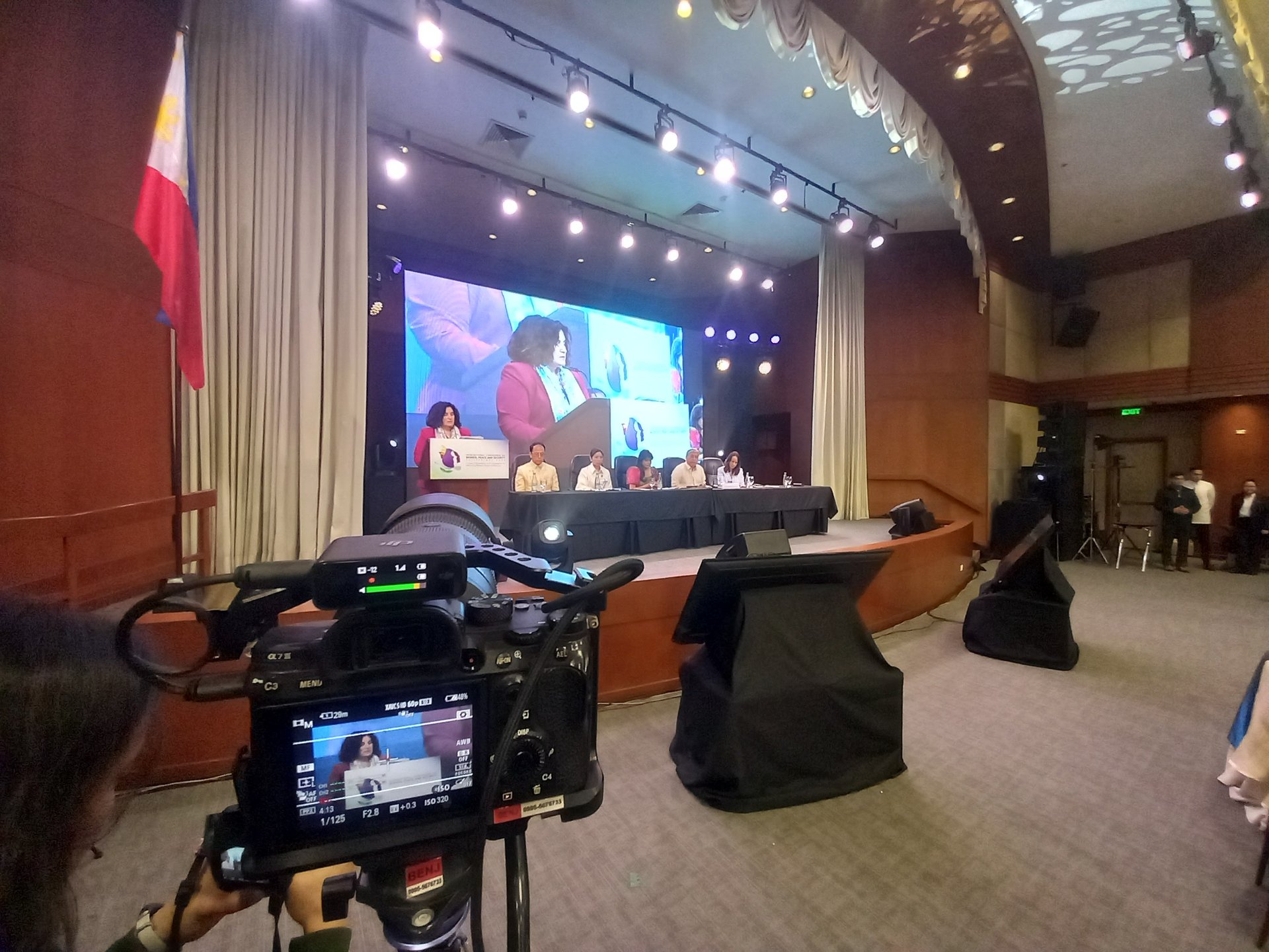 black and white bed linen