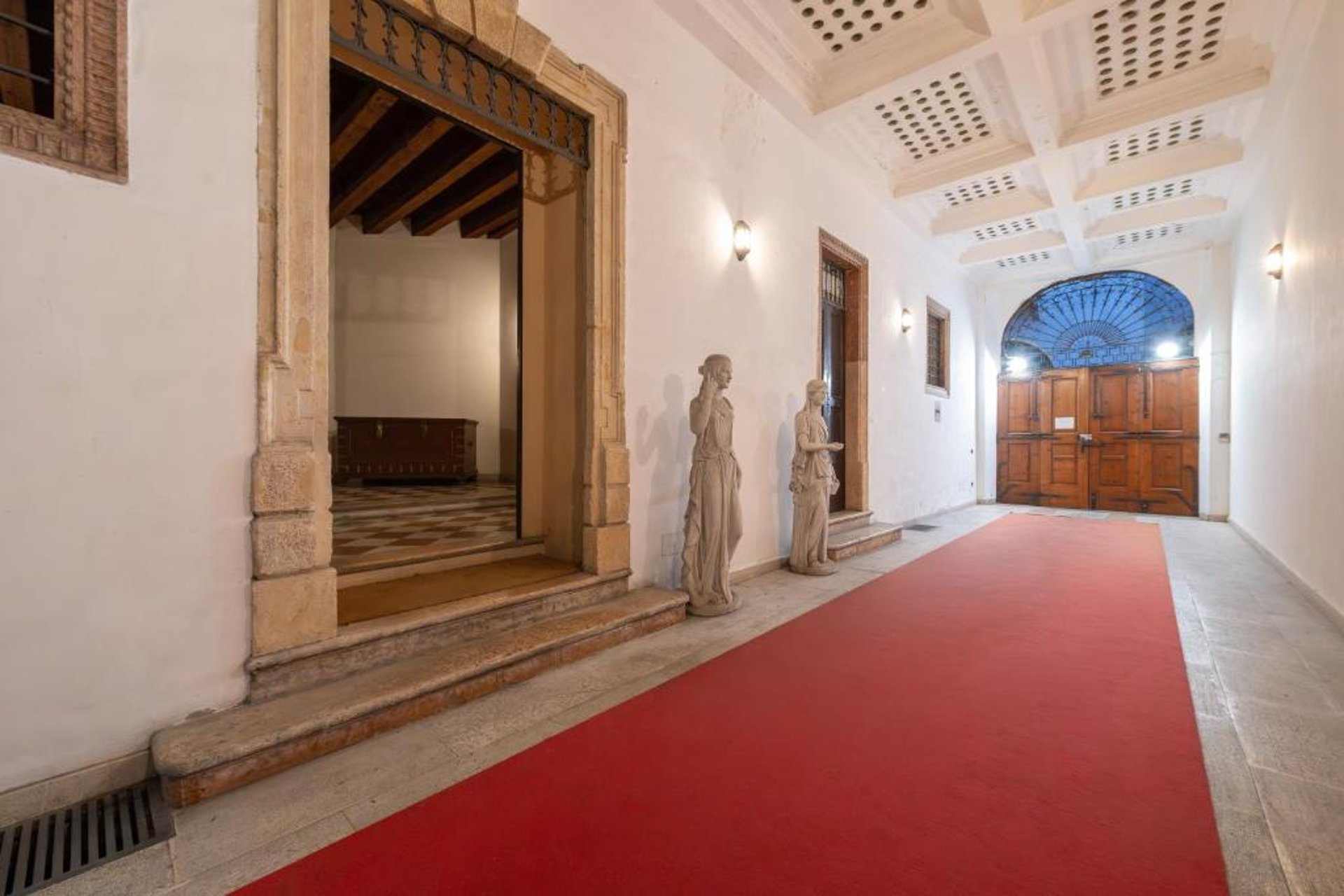 gray computer monitor