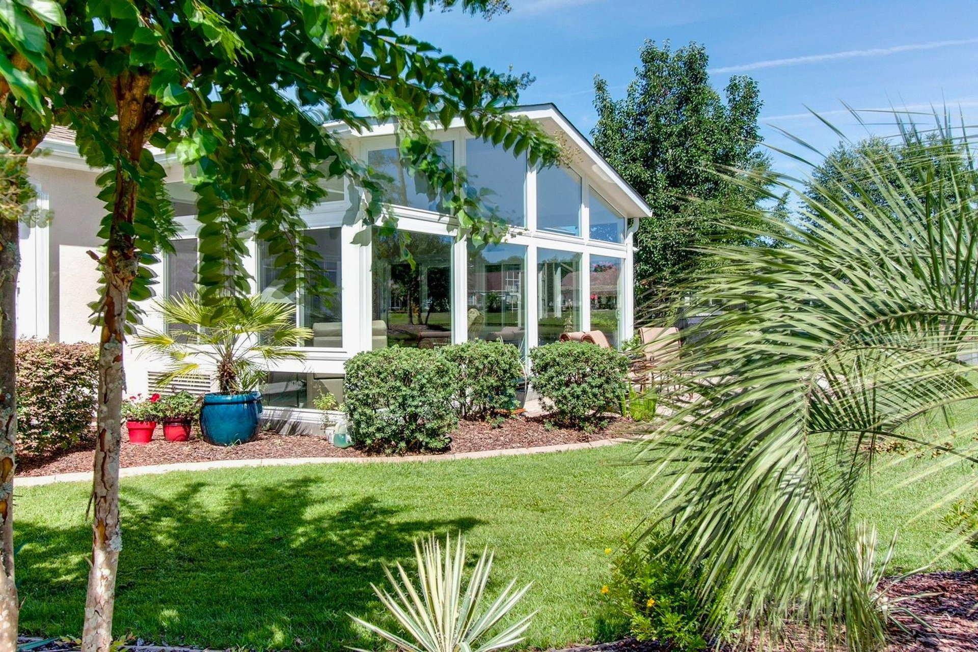 gray computer monitor