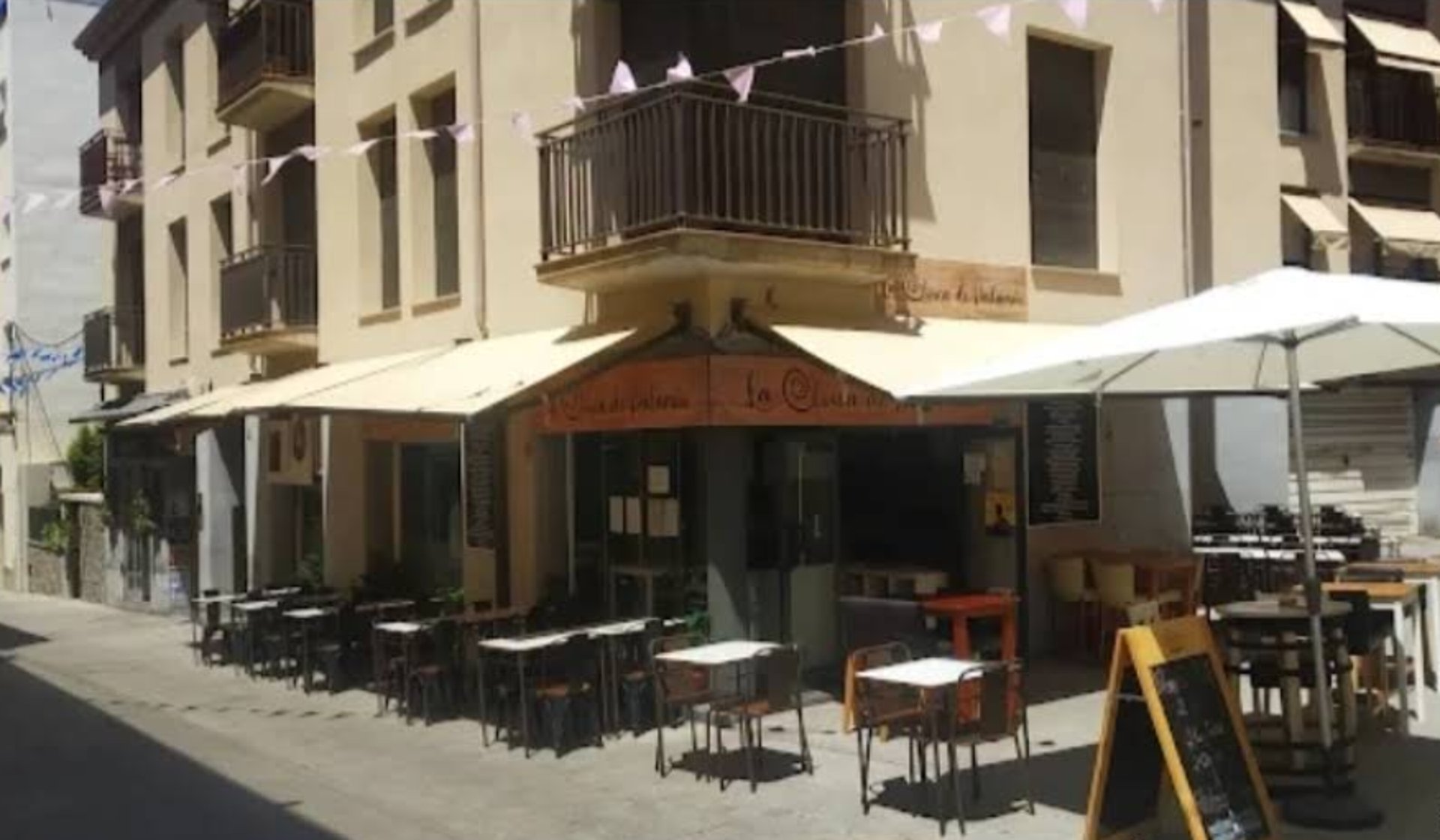 gray computer monitor