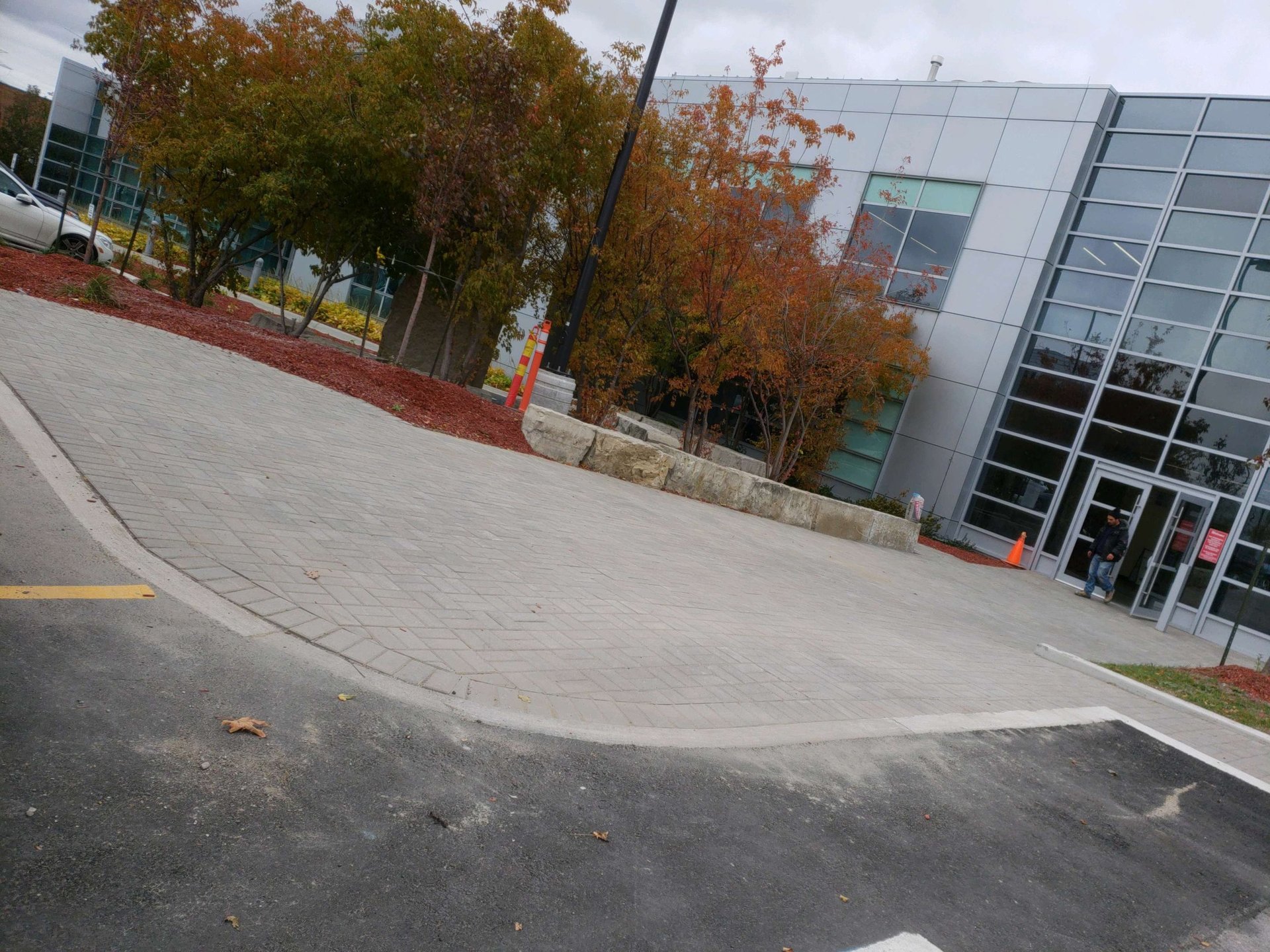 gray computer monitor