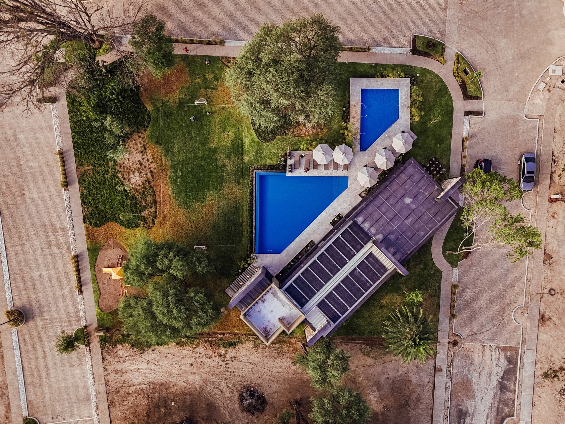 gray computer monitor