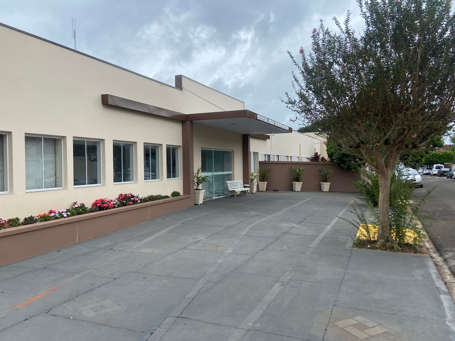 gray computer monitor